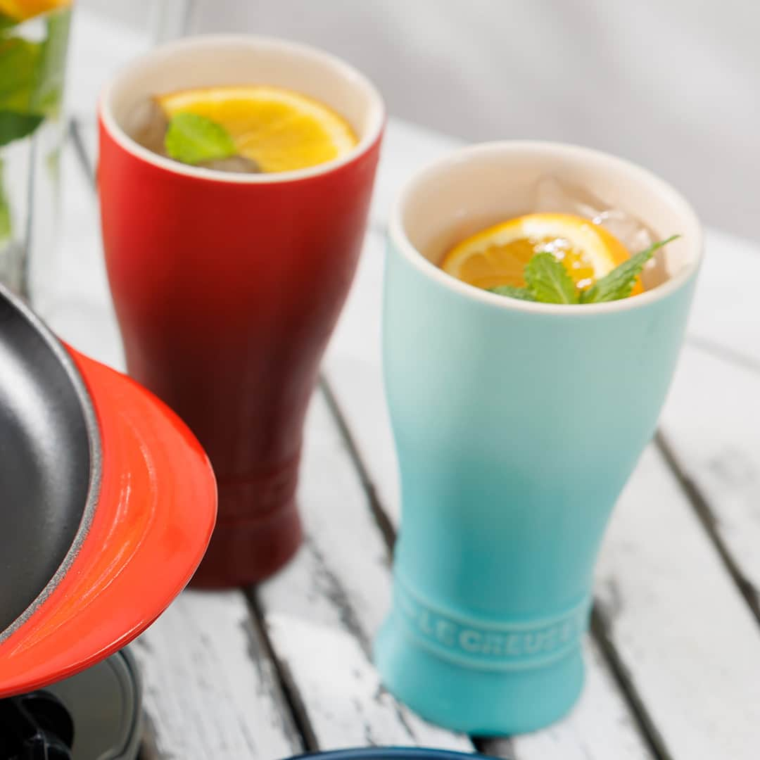 Le Creuset Japon　ル・クルーゼ ジャポンさんのインスタグラム写真 - (Le Creuset Japon　ル・クルーゼ ジャポンInstagram)「【暑い夏、キッチンに立つ時間を短くするには？】  暑くなるこれからの季節、時短アイテムをうまく使って食事の時間を楽しみましょう！ 夏の料理にぴったりの3つのアイテムを特別価格で販売いたします。  ●「火を使う時間を短くしたい」「洗い物を少なくしたい」を叶えてくれるTNSフライパンセット ● 焼くだけで食材をごちそうに仕立ててくれる「ラウンド・グリル」 ● 保冷性に優れており、冷たい飲み物やビールにぴったりな「タンブラー 250ml」  おうちではもちろん、キャンプやバーベキューでも活躍のアイテムたち。 特別価格の詳細はストーリーズまたはハイライトのリンクからご確認ください。  #ルクルーゼ #lecreuset #ルクルーゼのある暮らし #ルクルーゼごはん #テーブルウェア #キッチンウェア #キッチングラム #ルクルーゼのある生活 #ルクルーゼのある食卓 #食卓 #食卓グラム #キッチンツール  #時短レシピ #時短料理 #時短  #SUMMER #バーベキュー #BBQ #キャンプ #タンブラー #ラウンドグリル #TNS」5月18日 18時49分 - lecreusetjapon