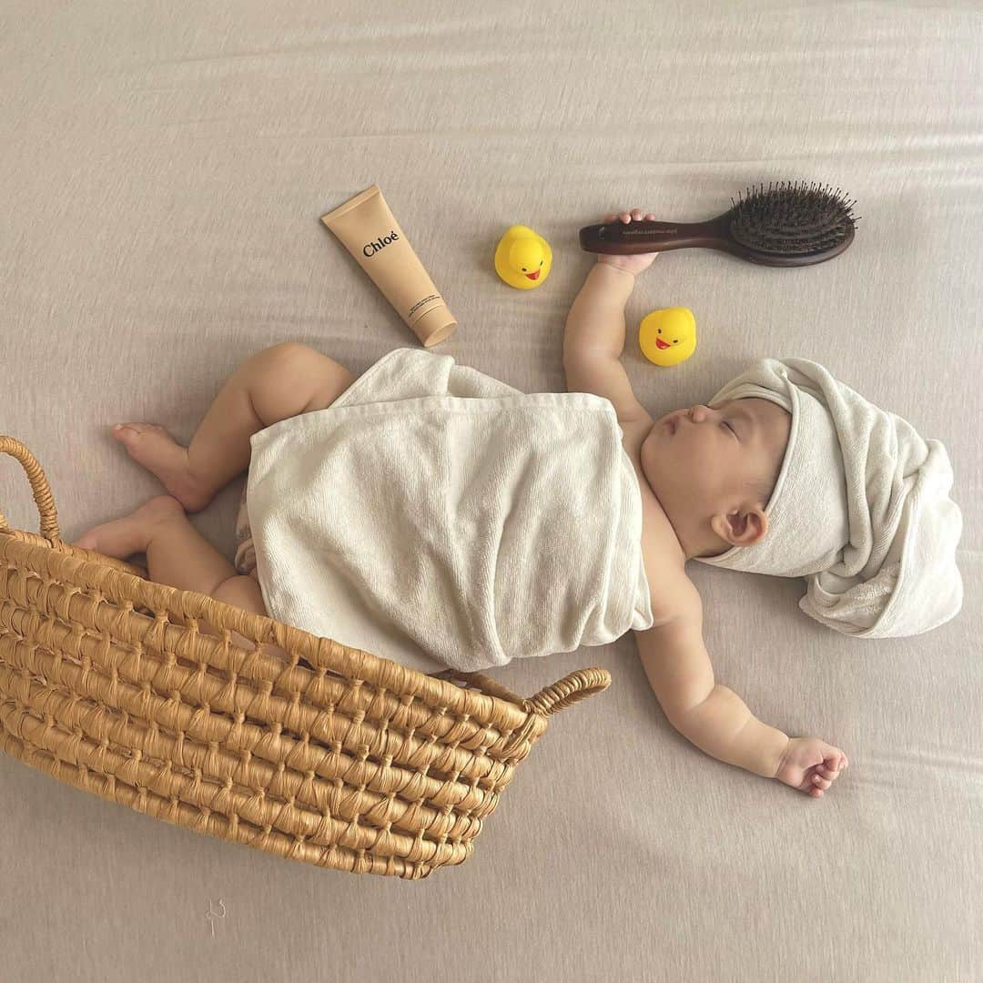 りえさんのインスタグラム写真 - (りえInstagram)「お昼寝中に...🛁🐥💤 バスタイム中の寝相アート👶🏻  か、、可愛すぎる✨  #寝相アート#赤ちゃんフォト#女の子ベビー#生後4ヶ月女の子」5月18日 18時47分 - ririri060800