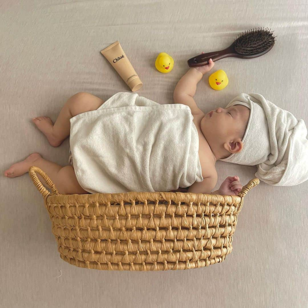 りえさんのインスタグラム写真 - (りえInstagram)「お昼寝中に...🛁🐥💤 バスタイム中の寝相アート👶🏻  か、、可愛すぎる✨  #寝相アート#赤ちゃんフォト#女の子ベビー#生後4ヶ月女の子」5月18日 18時47分 - ririri060800