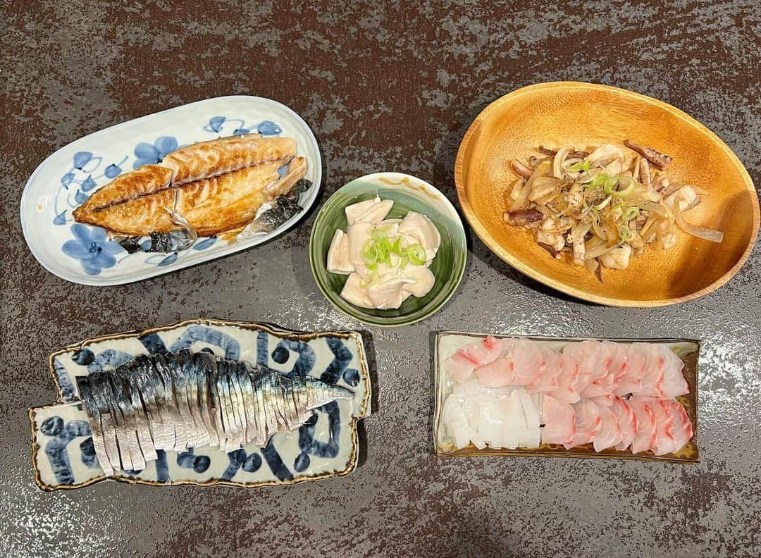 秋丸美帆のインスタグラム：「対馬で釣った魚と頂いた鯖で簡単クッキング👩‍🍳しめ鯖がレアっぽくできて、特に美味しかったー😍よかったらレシピ参考にして下さい☺️  1️⃣ 三枚おろしにして、塩をたっぷりまぶしたら、1時間冷蔵庫に入れて水分を出す。 2️⃣ 水で洗い流し、キッチンペーパーで水気を拭き取り、酢・みりん・砂糖（片身３枚で、酢150cc・みりん50cc・砂糖小さじ3）をジップロックに入れて、サバを漬ける 3️⃣ 8時間ほど冷蔵庫で寝かしで完成🌟 ※アニサキスにご注意下さい♪  ❤️MENU❤️ ・〆さば ・アオリイカとエリンギのバター炒め ・アオリイカ、マハタ、石鯛のお刺身 ・サバの塩焼き ・サバの白子ポン酢  #釣り #魚 #料理 #魚料理 #〆さば #シメサバ #料理記録 #みっぴ #秋丸美帆 #料亭みぴこ」