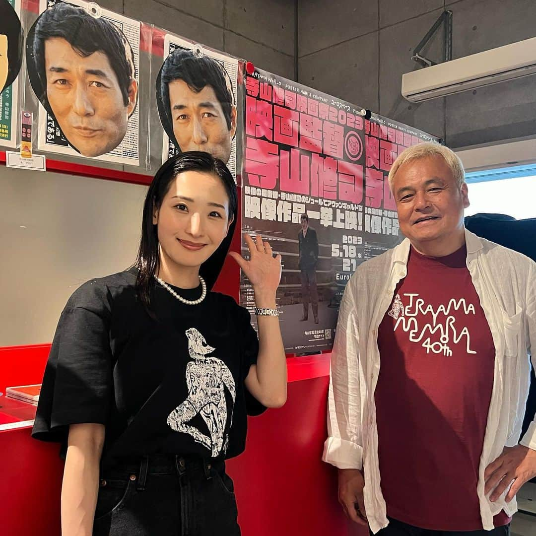 蘭乃はなさんのインスタグラム写真 - (蘭乃はなInstagram)「#寺山修司映画祭  GWのテラヤマ熱が冷めやらず… 今日から渋谷のユーロスペースでスタートした「寺山修司映画祭」にテラヤマTシャツを着て参戦してます☺︎  会場ではポスターハリスカンパニーの笹目さんが出迎えてくださいました！  ポスターと、お面wの前で。  #寺山修司  #ユーロスペース」5月18日 18時49分 - rannohana_official