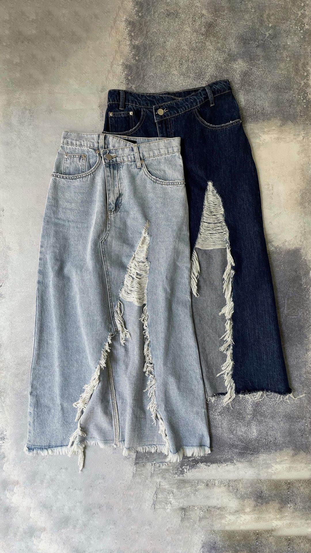 ENVYMのインスタグラム：「【 𝙉𝙀𝙒𝘼𝙍𝙍𝙄𝙑𝘼𝙇✨】 ⁡  ⁡ ◾︎ディープスリットDENIMSK color / ICEBLUE ⁡ 着用スタッフ:163cm Sサイズ着用 ⁡ ⁡ 深いスリットがポイントのロングデニムSK。 敢えて切りっぱなしの様なほつれたデザインにしたことで カジュアルな印象の今季らしい1着。 スリットがある事でヘルシーに肌みせが出来るので この夏には大活躍まちがいなし！ ウエストがアシンメトリーになっているのもポイントです。 使いやすい濃いめのBLUEと 加工が強めに入った夏らしいアイスブルーの2色展開です。 ⁡ ——————————— ⁡ ⁡ #envym #2023ss #summer」