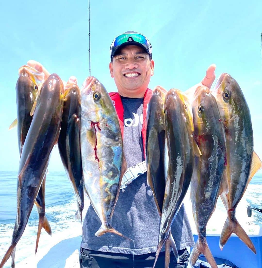 井口資仁のインスタグラム：「"不動丸" (茨城県鹿嶋市)  今日はルアーで青物釣り🎣 朝一はカンパチ入れ食い状態 8匹ゲット👍 大物のワラサ、ヒラマサは 釣れませんでしたが、 また今年中にリベンジします🐟  次はキャスティングでの マグロ、カツオ釣りを お勧めしてもらいましたので 来月にでも…行こうかな⁉️ 釣って🍣握りたい。  #井口資仁 #井口忠仁 #不動丸 #茨城県鹿嶋市 #青物ジギング  #カンパチ #ワラサ #ヒラマサ #マグロ  #カツオ #ジギング」