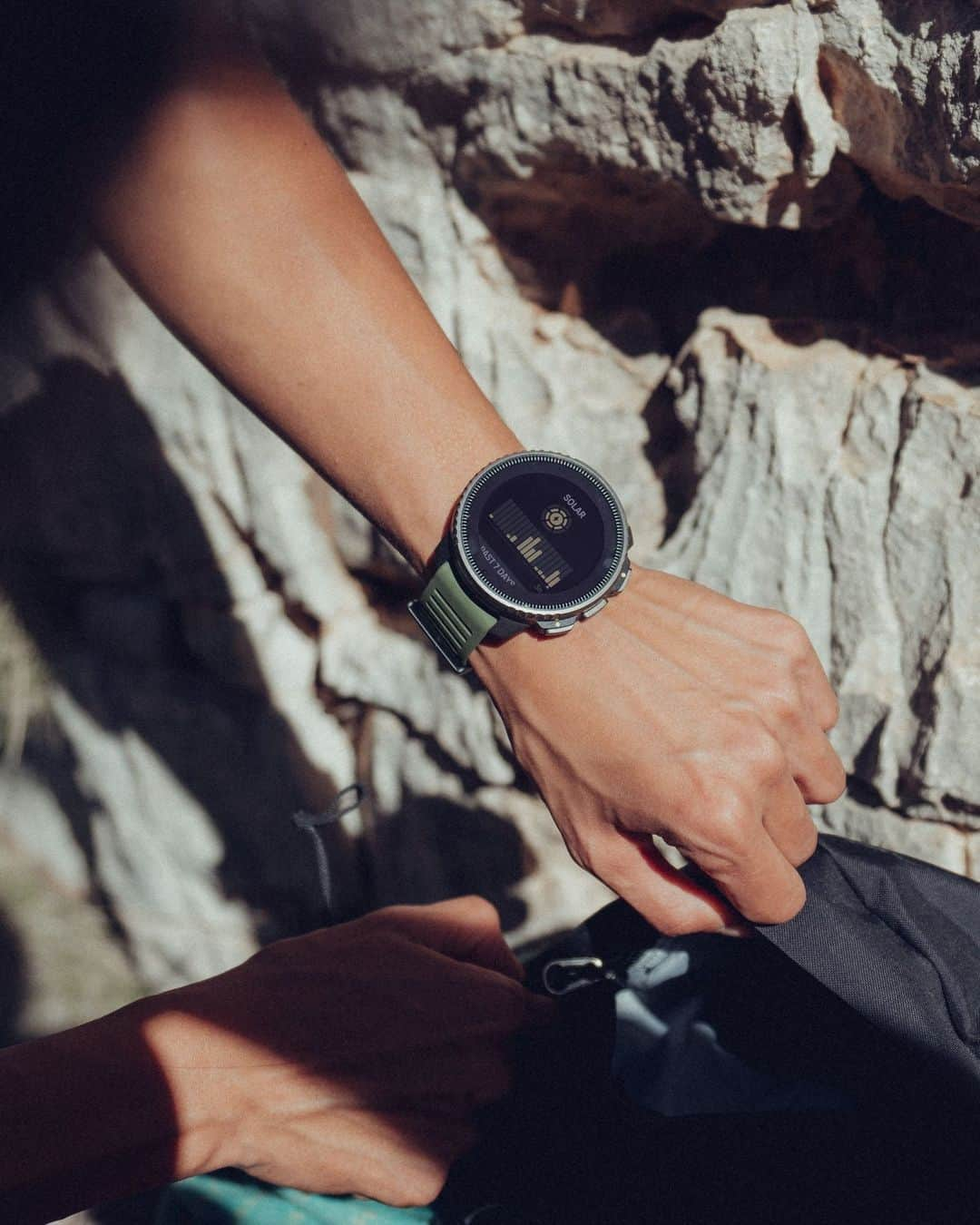 Suuntoさんのインスタグラム写真 - (SuuntoInstagram)「Choose to charge with solar energy. The titanium solar variants of the new Suunto Vertical come with solar charging adding up to 30% more battery life in sunny conditions. ⁣ ⁣ #SuuntoVertical #Suunto #AdventureStartsHere」5月18日 19時00分 - suunto