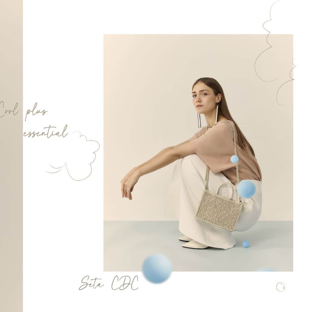ANTEPRIMAのインスタグラム：「Modest Hygge.  Beautifully soft and comfort for summer, the #SetaCDC top is in relax fit to perfectly mix with pants for creating an elegant yet smart daily look. Made of 100% silk, the #SS23 #SetaCDC top is an enduring piece to be invested in now and wear forever.  Shop the SS23 Collection now.  #SpringSummer2023 #SS23 #ANTEPRIMA #WIREBAG #ReadyToWear #DeluxeShirts #Urban #NewEssential #Smart #SumerShimmering #ItalianStyle #WorkStyle #ItalianFashion #Miniature #MicroBag #MiniBag #CraftBag #CrochetBag #Handcraft #KnitBag #WorkBag #ItalianDesign #Craftmanship #アンテプリマ」