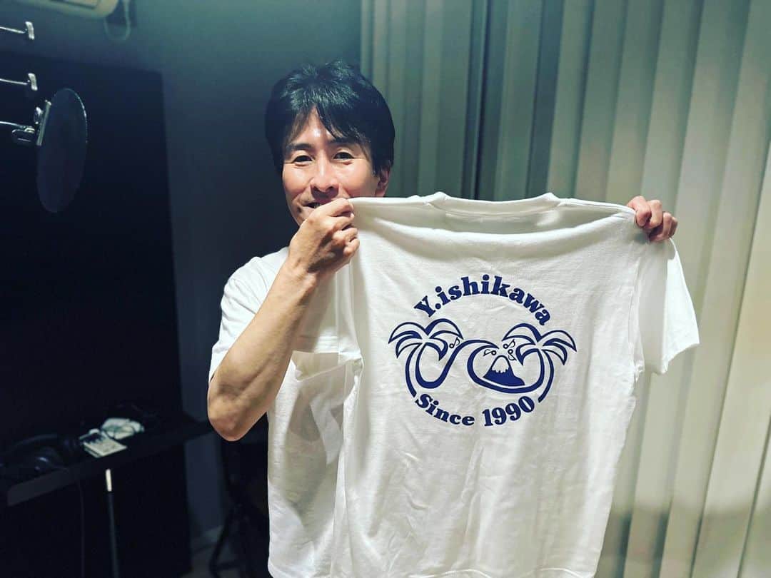 のインスタグラム：「今年の夏バージョンのTシャツが出来上がってきました！ 色は3種あります♪ 明日のLIVEで初披露！お楽しみに〜🎶  #石川よしひろ #新しいTシャツ #白×ネイビー #白×ペパーミント #グレー×白 #六本木リアルディーバス #新作続々 #サイズ展開 #S.M.L.XL.2XL #お早めにご購入ください」