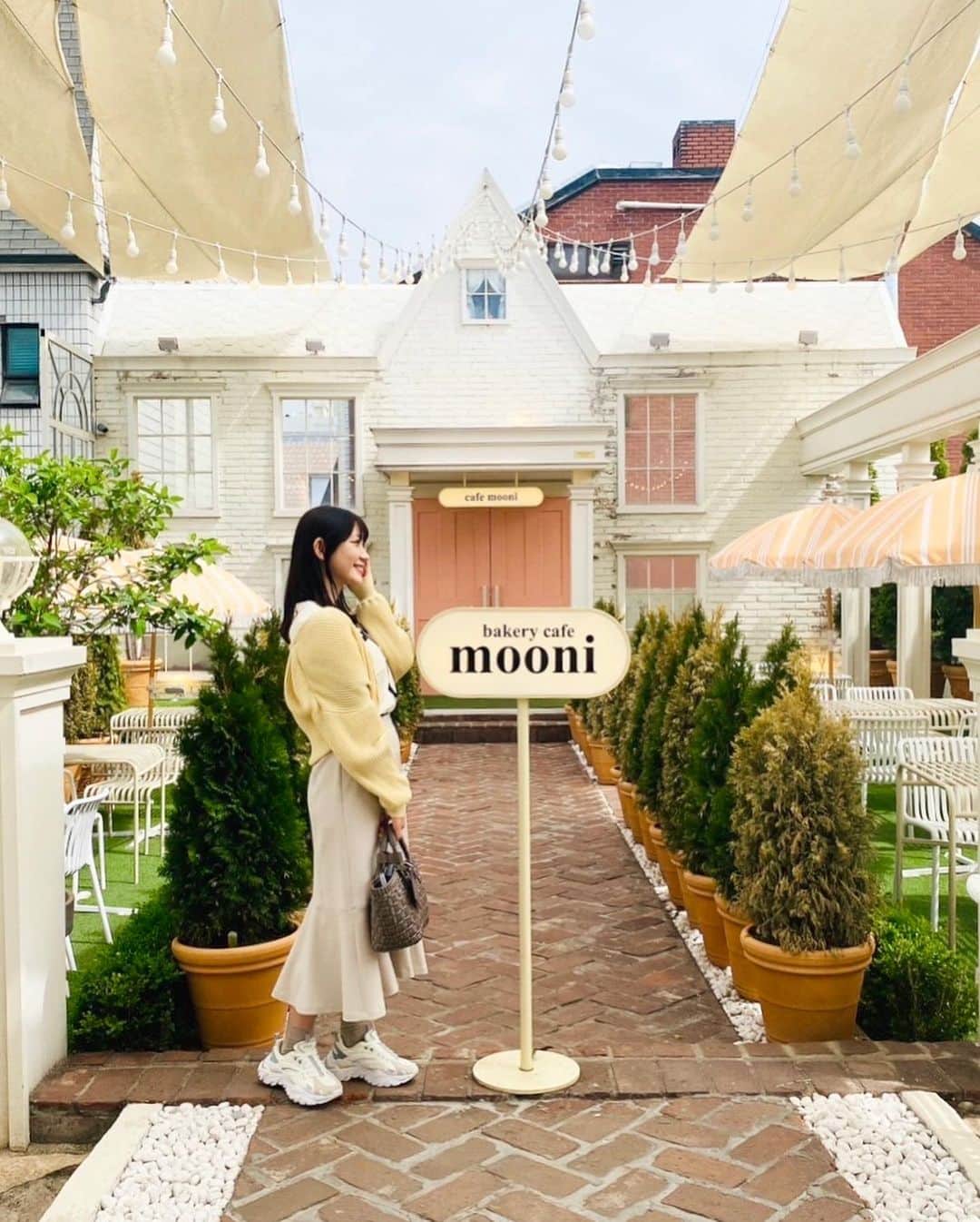 小林茉里奈のインスタグラム：「🏰💗 韓国・ソウルのカフェ「mooni」 王道女子のかわいすぎる空間でした…♡  詳しくは @arne_fukuoka の記事で紹介しているので見てください😊💓  #cafe #mooni #soel #apgujeong #韓国カフェ #韓国カフェ巡り  #ソウルカフェ #ソウルカフェ巡り  #韓国旅行 #ソウル旅行」