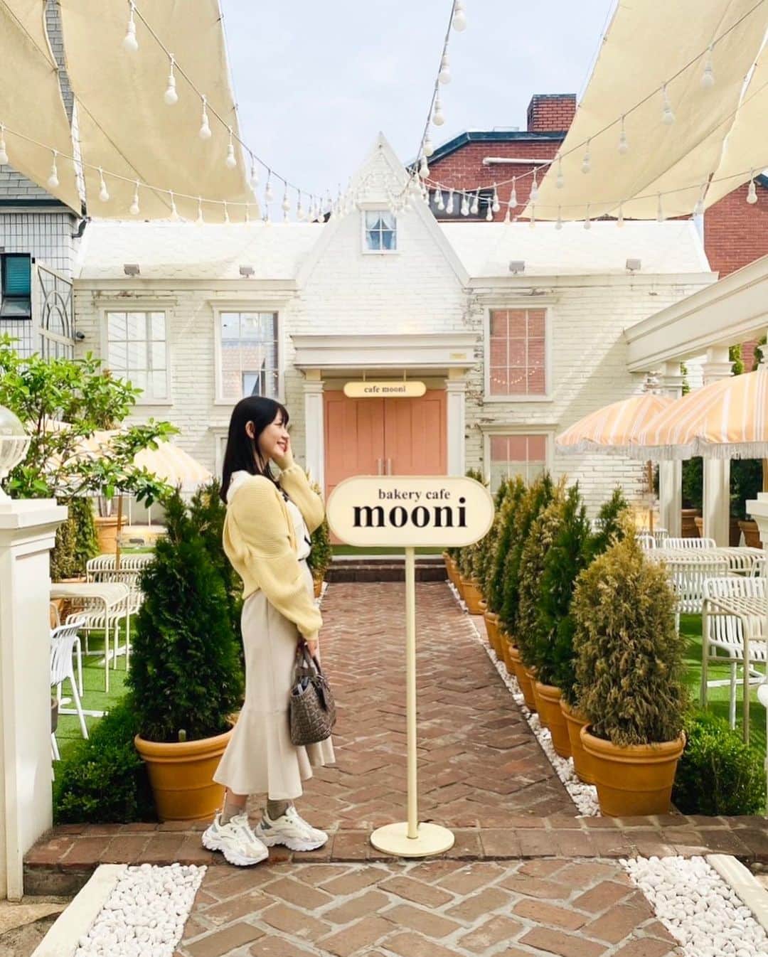 小林茉里奈のインスタグラム：「🏰💗 韓国・ソウルのカフェ「mooni」 王道女子のかわいすぎる空間でした…♡  詳しくは @arne_fukuoka の記事で紹介しているので見てください😊💓  #cafe #mooni #soel #apgujeong #韓国カフェ #韓国カフェ巡り  #ソウルカフェ #ソウルカフェ巡り  #韓国旅行 #ソウル旅行」