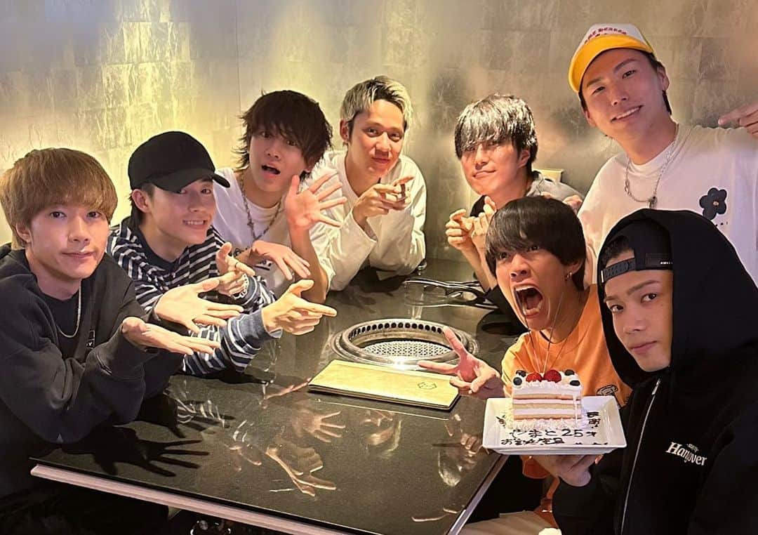 けーすけのインスタグラム：「今までコロナもあって”同世代達が集まってご飯”って中々無かったから楽しかったな😌 やまとおめでとうね  #やまと誕生日会 #エスポ #コムドット #ばんばんざい #スカイピース #本当はガチヤマも来る予定でした #幹事頑張りました」