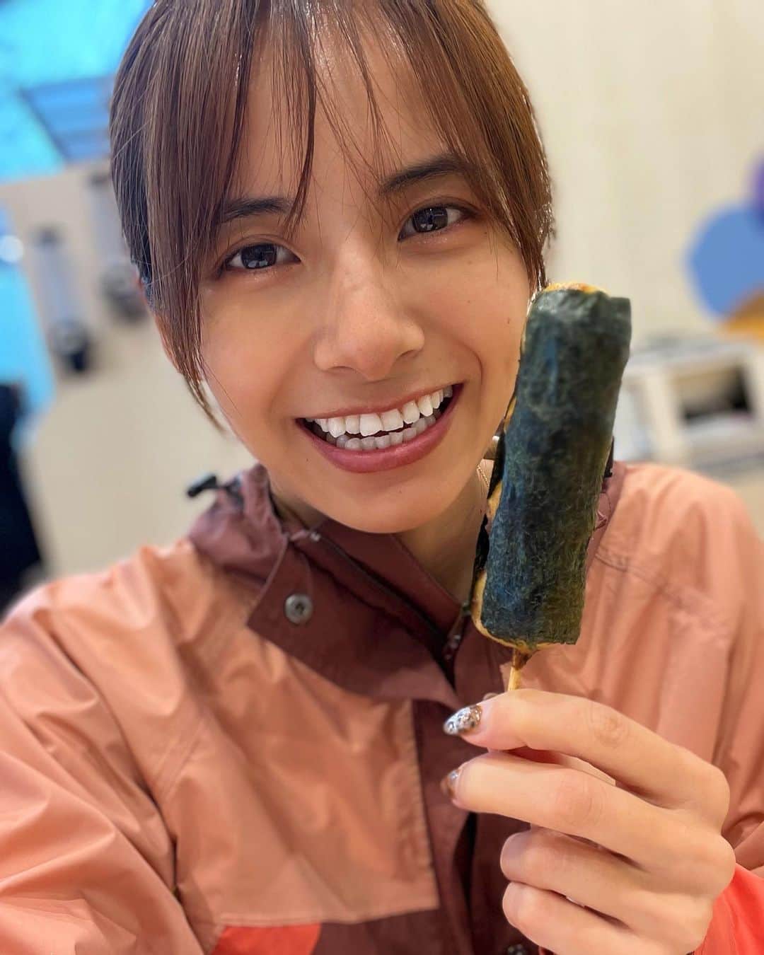 のインスタグラム：「お団子売ってたら買っちゃうよね←  みたらしと〜焼きと〜きなこと〜  悩んだけどその時の気分は磯辺だった🤤  小学生の時めちゃくちゃお団子買ってたんだけどそれに似てて懐かしさを感じた🤤  まぁあの時は40円だったけど、、、、←  これは120円したけど、、、、←  #yummy #Delicious #good #love #in #instagram #instagohan #instafood #お団子 #磯辺 #美味しい #若干 #あったかかった #あちあち #が #良かった」