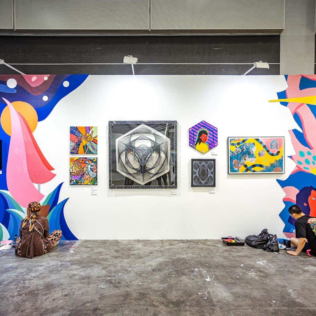 Discover Hong Kongさんのインスタグラム写真 - (Discover Hong KongInstagram)「[Affordable Art Fair Hong Kong: Your Guide to Must-See Artworks and Exhibitions in May!🎨] Looking for a dose of inspiration and creativity? Look no further than the Affordable Art Fair this May! Join in the festivities as the Affordable Art Fair marks its 10th anniversary with a stunning display of over a thousand artworks from 15 countries and regions.✈️ With such a vast collection, there’s sure to be something that catches your eye😍! Don’t miss out on the “Young Talent Hong Kong” exhibition, featuring 10 promising emerging artists👨🏻‍🎨. Excitingly, this year’s special projects will feature interactive installations inspired by the city’s vibrant culture. For more information, please visit: https://bit.ly/3okpRb0  Affordable Art Fair Hong Kong 2023 Date: 19 to 21 May (public opening) Venue: Hall 1E, Hong Kong Convention And Exhibition Centre  【現場直擊：Affordable Art Fair 3大必睇藝術品🎨 】 5月藝事一浪接一浪，今年係Affordable Art Fair 10周年，會展出嚟自15個國家同地區✈️、過千件藝術品。今年嘅重頭戲包括「Young Talent Hong Kong」展覽，為大家帶嚟10位新晉藝術家👨🏻‍🎨嘅作品；另外仲有一系列嘅大型藝術裝置，取材於香港歷史、藝術同文化，觀眾仲可以同藝術品互動，玩得又睇得😍！詳情可瀏覽：https://bit.ly/42KNYyx  Affordable Art Fair Hong Kong 2023 日期：5月19日至21日（公眾開放時段） 地點：香港會議展覽中心1E展廳  #DiscoverHongKong #HelloHongKong  🎨👨🏻‍🎨🎨👩🏻‍🎨🎨👨🏻‍🎨🎨👩🏻‍🎨🎨👨🏻‍🎨🎨👩🏻‍🎨🎨👨🏻‍🎨🎨👩🏻‍🎨🎨👨🏻‍🎨 Hong Kong welcomes you✈️! Now travellers can get ‘Hong Kong Goodies’ 🛍️vouchers including one FREE welcome drink🍸 in the hottest bars! Check out the details here: bit.ly/HelloHKgoodiesEN. Hope to see you all soon! 香港歡迎你✈️！而家遊客仲可以享用「香港有禮🛍️」消費優惠券，去得獎酒吧免費飲返杯🍸🍹！詳情請留意 bit.ly/HelloHKgoodiesTC」5月18日 18時54分 - discoverhongkong