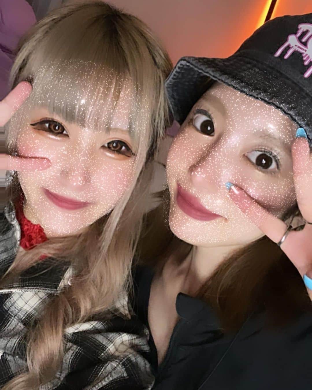 のインスタグラム：「えれなちゃんキャラ濃い子だわ！笑🤣 熊本で初めて女の子と遊んだよん🥰  なんか思うけど全てタイミングだ！  そしてそのタイミングを逃さない事だね🫡  琴は結構ガン無視して孤立してしまうから まじ損しかしてない😮‍💨 世渡り上手なもっと楽な生き方あんのに なんでいつも苦しい道を歩もうとするのだろうか。。  絶対そっちに行った方が良い！ってのわかっててるからこそ余計逆に行きたがる  押したらダメだよ！ってボタン押しちゃいたくなるじゃん。琴の場合押しちゃうからダメなんだよね😮‍💨😮‍💨🤫  んまもう琴は琴だし、琴が誰かになりたくてもなれないし琴の事になりたくても誰もなれないから琴らしく生きます。  偏見、否定はずっと慣れないけど。。まー仕方ない。琴は琴だから😮‍💨  まだ全ては過程やで 勝手に終わらせないでもろて。  #ニート配信者 #クズですみません  #変わらない琴 #変わらない琴さん ってタグがある！笑 琴さん変わりたいのに変われないからこんな琴の事理解してくれて関わってくれたらいいな。ワガママでごめんね🙈努力たくさんしたけど無理なもんは無理やねん！個性として活かしてきますどうぞ🙈  今日、整形の話しクリニックに聞きに行ったんだけど、、TCBくそだった。りさちゃんが言うようにまじでカウセラーより整形してるし経験者は騙せないぞ！笑 美容整形外科はやっぱり施術してくれる先生がカウンセリングもしてくれるところが絶対いい。 あーーーどこかタダでモニターで整形してくれないかなー。。 整形案件求む！！🥹🥹🥹#整形 #整形依存症 #整形モニター待ってます #お願いします🙏 #待ってます‼️ 笑」