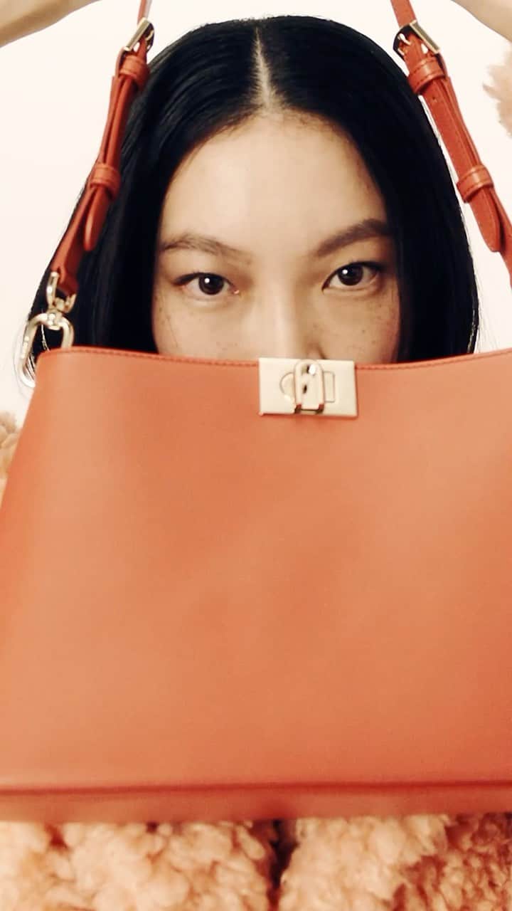 フルラのインスタグラム：「Add a glimpse of color to your daily outfits with the new Furla Fleur.  #Furla #FurlaColors  Photographer & Film Director: Paolo Zambaldi (@paolozambaldi) Art Direction and graphic design by Roberto Da Pozzo (@roberto_da_pozzo) Styling by: Carola Bianchi (@carolabianchi1) Glam by:  Make up Artist: Giulia Cigarini (@_miss_giulia_) Hair Stylist: Alessandro Squarza (@scoobyhair) Music by @mentrixmusic」