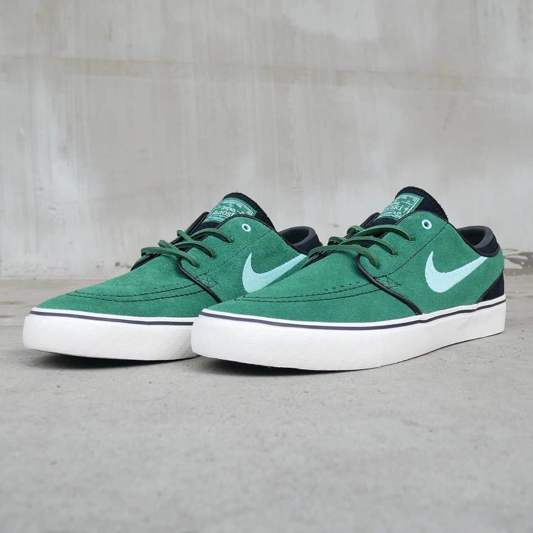 のインスタグラム：「【NIKE SB / ZOOM JANOSKI OG+ DV5475-300】  5月20日（土）9：00 発売 NIKE SB（ナイキエスビー）から Stefan Janoski（ステファン・ジャノスキー）のシグネチャーモデル、ZOOM JANOSKI が久しぶりに発売されます。 シュータンのタグに記された「FOR DAILY USE」の言葉通り、スケートボードでも日常生活でもシームレスに履ける、機能的でシンプルなデザインです。  #nikesb #ナイキsb #janoski #ジャノスキー #skateboard #skateboarding #skater #カリフォルニアストリート #カリスト #スケートボード #スケボー #スケーター #californiastreet #calst」