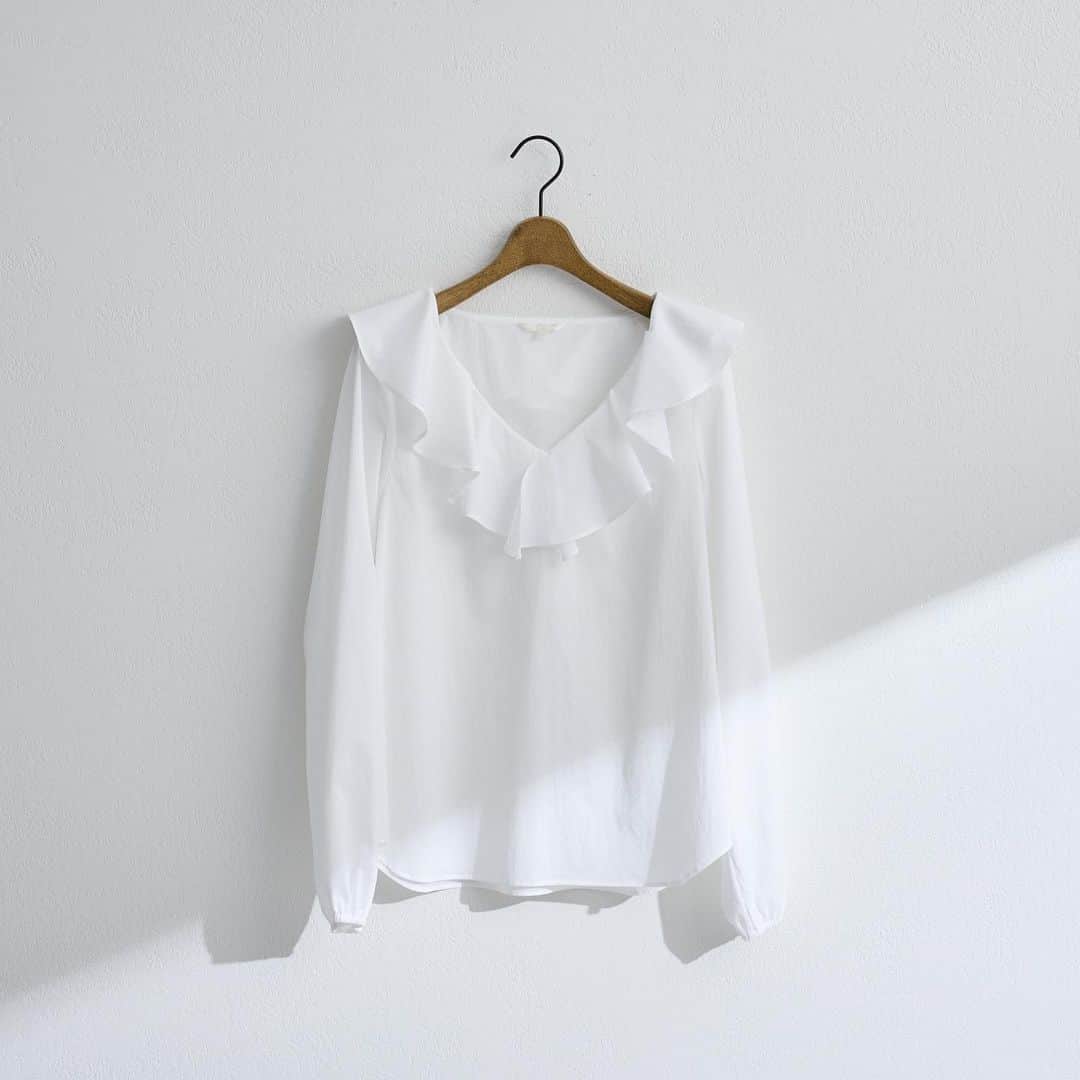 Drawing Numbersのインスタグラム：「. タフタラッフルブラウス . . 23SS Collection "THE ETERNAL ELEGANT"  #drawingnumbers  #2023SS #ドローイングナンバーズ」