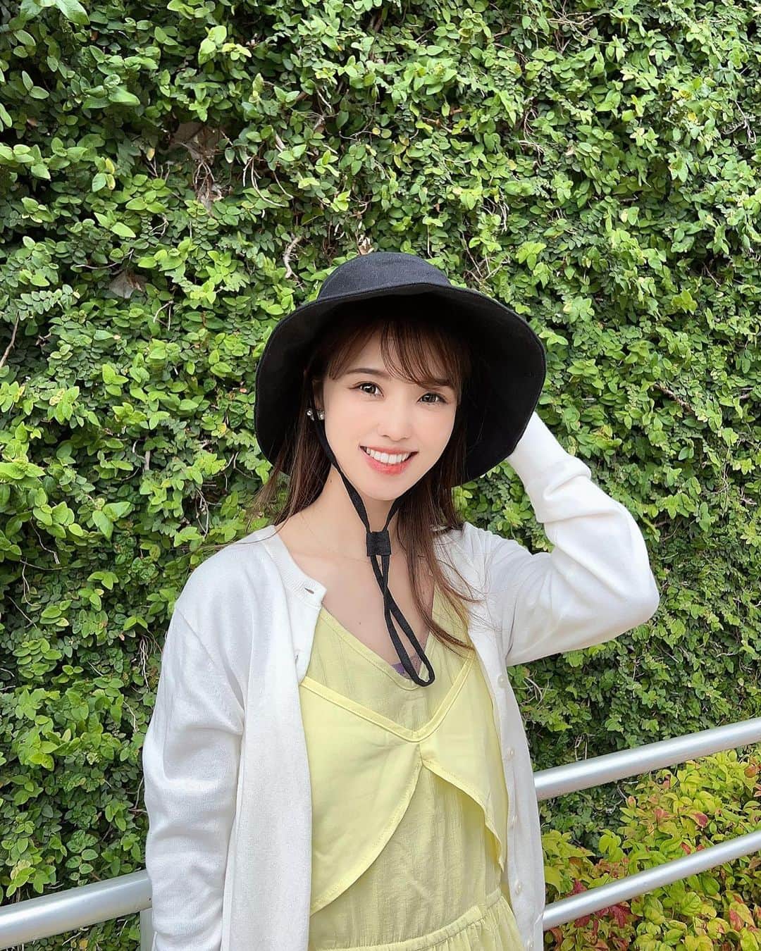 垰智子さんのインスタグラム写真 - (垰智子Instagram)「今日も東京は30℃超え🌞 全国的にどこもみんな暑かったみたいですねー😎 . 陽射しが怖い季節になってきたので、今年は 乗り遅れないように @zmall_official の UV遮蔽率99.9%以上の帽子を着用したよ👒 . この日傘帽子はつばが広いからしっかり陽射しをカットしてくれるし、小顔にも見せてくれるの😆 . 洗濯洗いも出来るから衛生的だし、何よりも高い遮光率が最高🤩 . サイズ調整も出来るし、何よりあご紐が付いてるから自転車に乗る時でも飛んでいくのを防いでくれるから、とっても重宝してるの🚲 . レジャーで出かける時とかにも何気にこのアゴ紐って活躍するはず😆✨ . 折りたたみも可能だから、カバンにしまえるのも🙆‍♀️ . これから紫外線が強くなる季節、早めにチェックして対策してみてね☀️ . . #日傘帽子 #かぶる日傘 #uv #uvカット #uvカット帽子 #hat #日焼け対策 #fashion #遮光率99」5月18日 19時00分 - taotao_tomo
