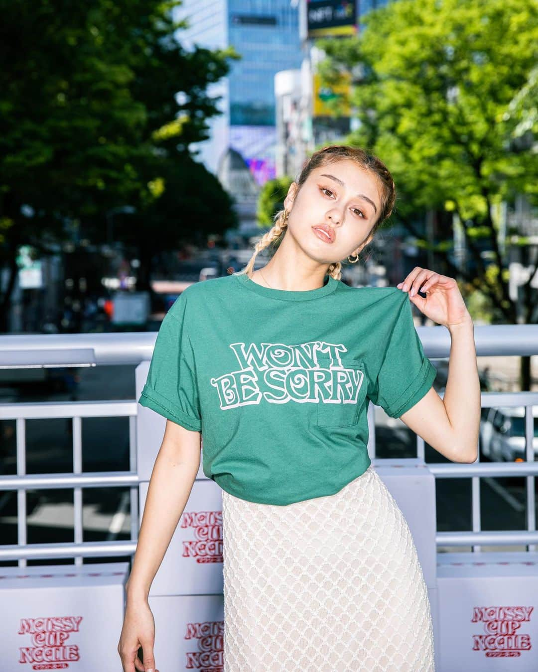 マウジーさんのインスタグラム写真 - (マウジーInstagram)「MOUSSY | CUP NOODLE  2023.5.18 thu RELEASE  日本のみならず、世界で愛されているカップヌードル。 海外のスーベニアショップからインスピレーションを受け、カップヌードルのフォントやパッケージをMOUSSYらしいデザインに落とし込んだアイテムがラインナップ。  ・POCKET LOGO TEE(010GS701-0580)  MOUSSYらしいストリートムードとカップヌードルの普遍的なかっこよさが加わったスペシャルなコラボレーションをぜひお楽しみください。  <NOVELTY> また、5月18日(木)よりMOUSSY | CUP NOODLEの商品発売を記念して、 全国のMOUSSY店舗／SHEL'TTER WEBSTOREにてスペシャルノベルティをお配りいたします。 MOUSSYの商品をお買い上げいただいたお客様に先着で、 MOUSSYらしいオリジナルのデニム風プリントに、スタッズやメタルパーツを打ったような風合いのシルバープリントを施した「カップヌードル ミニ」をプレゼント。 ※中身は通常のカップヌードミニです。 ※ノベルティは無くなり次第終了となります。予めご了承くださいませ。  #MOUSSY #NISSIN #cupnoodle #MOUSSYCUPNOODLE #マウジーヌードル  #cupnoodles #日清 #日清食品 #カップヌードル」5月18日 19時00分 - moussyofficial