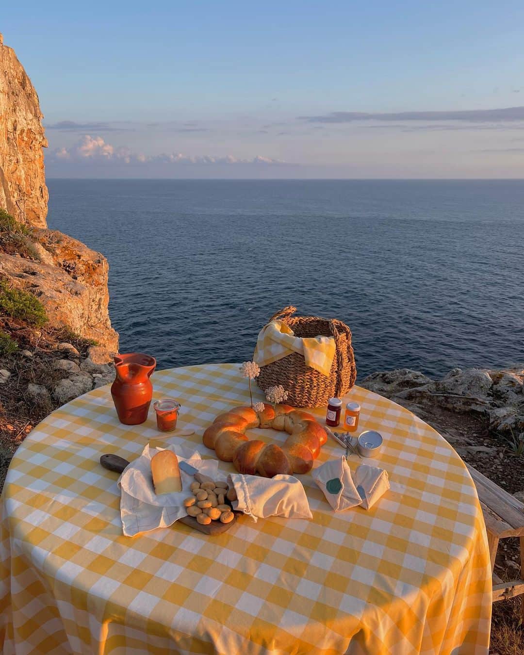 MANGOさんのインスタグラム写真 - (MANGOInstagram)「It’s hard to summarise so much beauty. #MangoSummerClub photo dump: 1. Picnic with a view at Torre Vella Fontenille. 2. The sunset in Menorca. 🌅 3. Gathering in the vineyard. 4. The table is set with @theplatera x Mango plates and @erolaboix hand-painted tablecloths. 5. Dreamy collection: #SIMONMILLERxMANGO 6. The performance of @mariaarnaldimas  7. The most spectacular dinner in history at s'Hostal-Lithica.」5月18日 19時01分 - mango