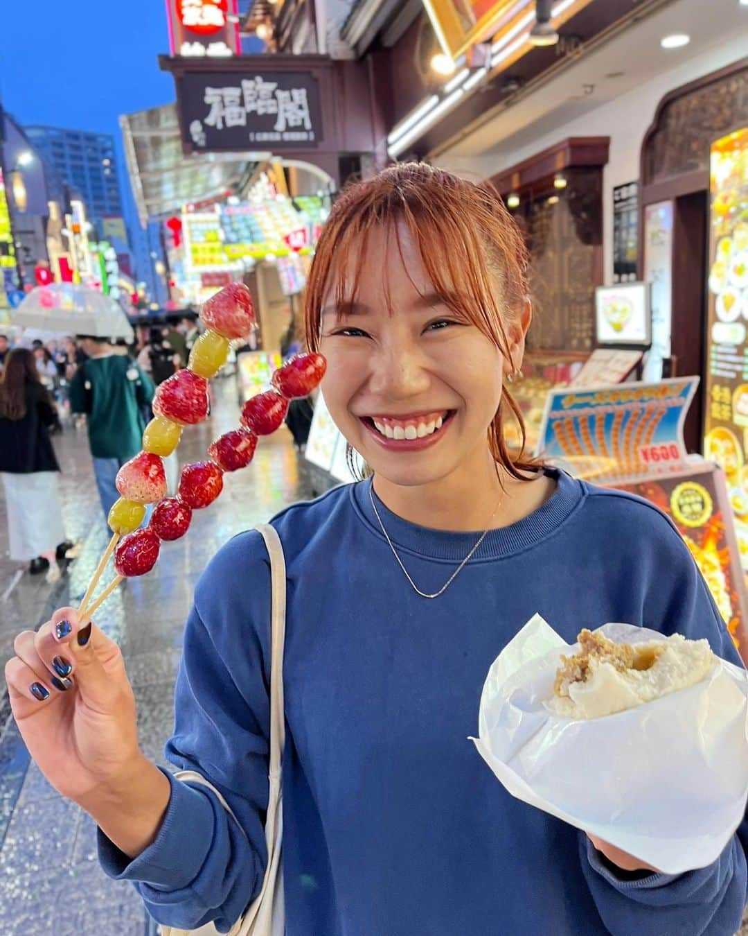 村上礼華のインスタグラム：「🇨🇳🐼 ． 何年かぶりの横浜中華街 ． 食べ物与えるとすぐ笑顔になるよ？ 食べてる時が幸せ〜🕊🤍 ． ． photo by @s_t001712 ． #横浜中華街#横浜グルメ#chinatown#yokohama#食べ歩き#小籠包#焼き小籠包#肉まん#大鶏排#ダージーパイ#胡麻団子#ゴマ団子#いちご飴#ぶどう飴#フルーツ飴」