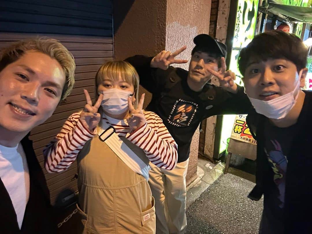 笹本はやてさんのインスタグラム写真 - (笹本はやてInstagram)「最近の写真。  シシガシラ脇田さん:一人称が「僕」っぽいけどちゃんと「俺」って言う。 This is パン吉田さん:物静かそうだけど、実はかなりゲラ。笑っている姿は可愛い。 ちゃんぴおんず大崎さん:喫煙者。 世間知らズ西田さん:自分の話したいことがひとしきり終わって、こっちが新たな話題を切り出すと「またねー！」ってどっかいかれる。 世間知らズ椎木さん:異常者 ミカボ土屋さん:昔「ネイチャーバーガーって後輩だけど年上だしなんかお兄ちゃんみたいなんだよねー」って言われたから弟みたいに接してる。 真っ白なキャンバスの皆さん:みんな一斉に喋る。かなり前のめり。裏での挨拶のときも「私たち、真っ白なキャンバスですっ！」って表ぐらい全員で声揃えて言ってくれる。」5月18日 19時02分 - naturehayate