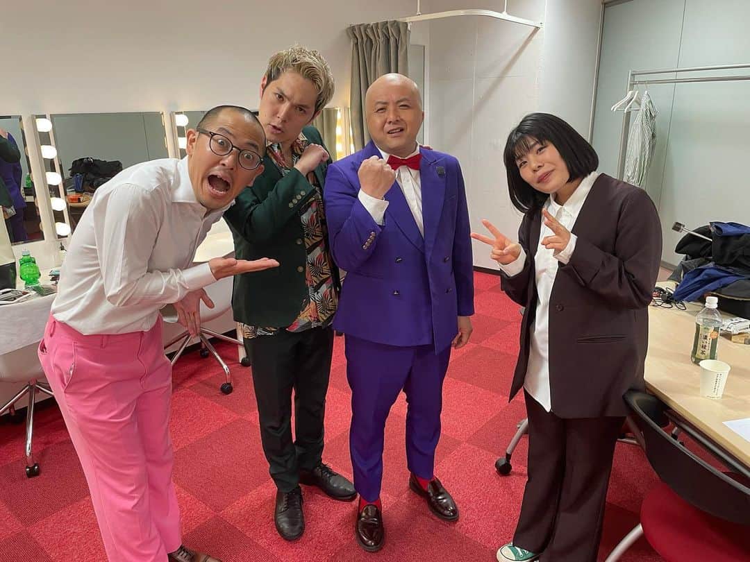 笹本はやてさんのインスタグラム写真 - (笹本はやてInstagram)「最近の写真。  シシガシラ脇田さん:一人称が「僕」っぽいけどちゃんと「俺」って言う。 This is パン吉田さん:物静かそうだけど、実はかなりゲラ。笑っている姿は可愛い。 ちゃんぴおんず大崎さん:喫煙者。 世間知らズ西田さん:自分の話したいことがひとしきり終わって、こっちが新たな話題を切り出すと「またねー！」ってどっかいかれる。 世間知らズ椎木さん:異常者 ミカボ土屋さん:昔「ネイチャーバーガーって後輩だけど年上だしなんかお兄ちゃんみたいなんだよねー」って言われたから弟みたいに接してる。 真っ白なキャンバスの皆さん:みんな一斉に喋る。かなり前のめり。裏での挨拶のときも「私たち、真っ白なキャンバスですっ！」って表ぐらい全員で声揃えて言ってくれる。」5月18日 19時02分 - naturehayate