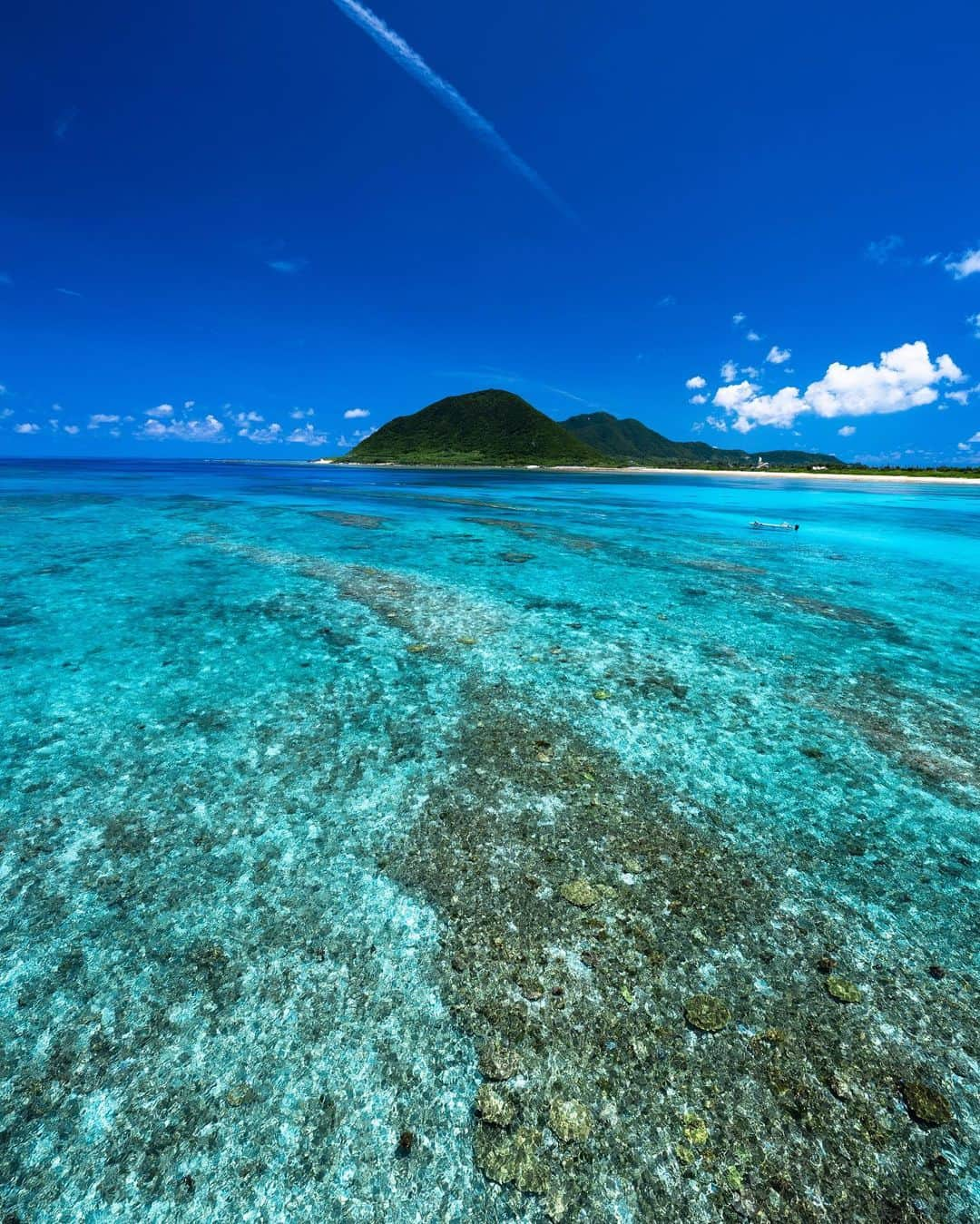 Syuuichi Yamadaさんのインスタグラム写真 - (Syuuichi YamadaInstagram)「📷 @yama_ok5  伊平屋島で撮った景色🏝️🌌✨ 📷 Nikon Z7II 14-24/2.8S @nikonjp  📍 Iheya Island in Okinawa Japan  1枚目:朝焼けと星空 2枚目:野甫大橋からの眺め 3枚目:名前もない砂浜 #沖縄#okinawa#오키나와#海#夏#沖縄旅行 #星空#visitokinawa#beokinawa #JTAokinawa#nature#visitjapanjp #light_nikon」5月18日 19時04分 - yama_ok5