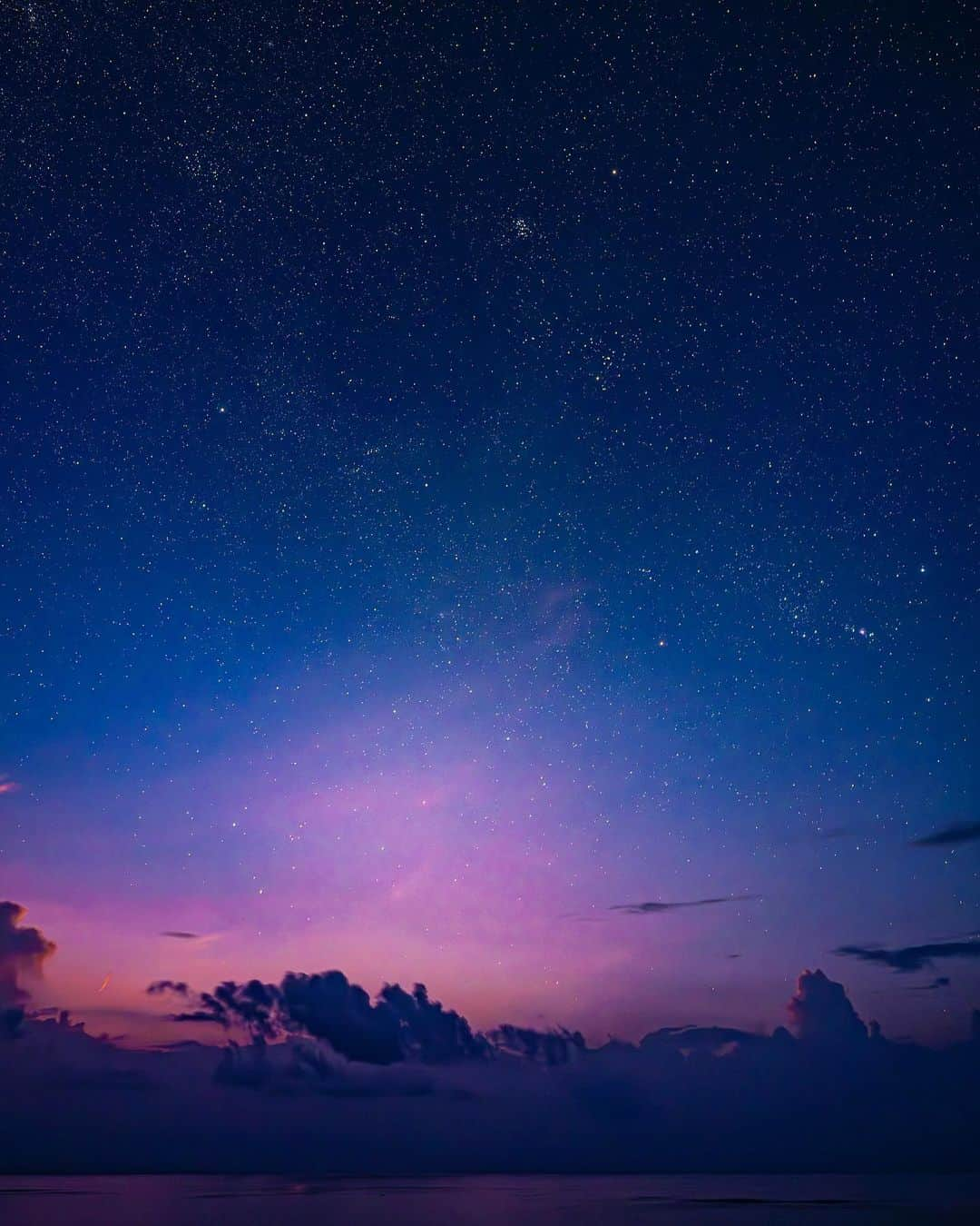 Syuuichi Yamadaのインスタグラム：「📷 @yama_ok5  伊平屋島で撮った景色🏝️🌌✨ 📷 Nikon Z7II 14-24/2.8S @nikonjp  📍 Iheya Island in Okinawa Japan  1枚目:朝焼けと星空 2枚目:野甫大橋からの眺め 3枚目:名前もない砂浜 #沖縄#okinawa#오키나와#海#夏#沖縄旅行 #星空#visitokinawa#beokinawa #JTAokinawa#nature#visitjapanjp #light_nikon」