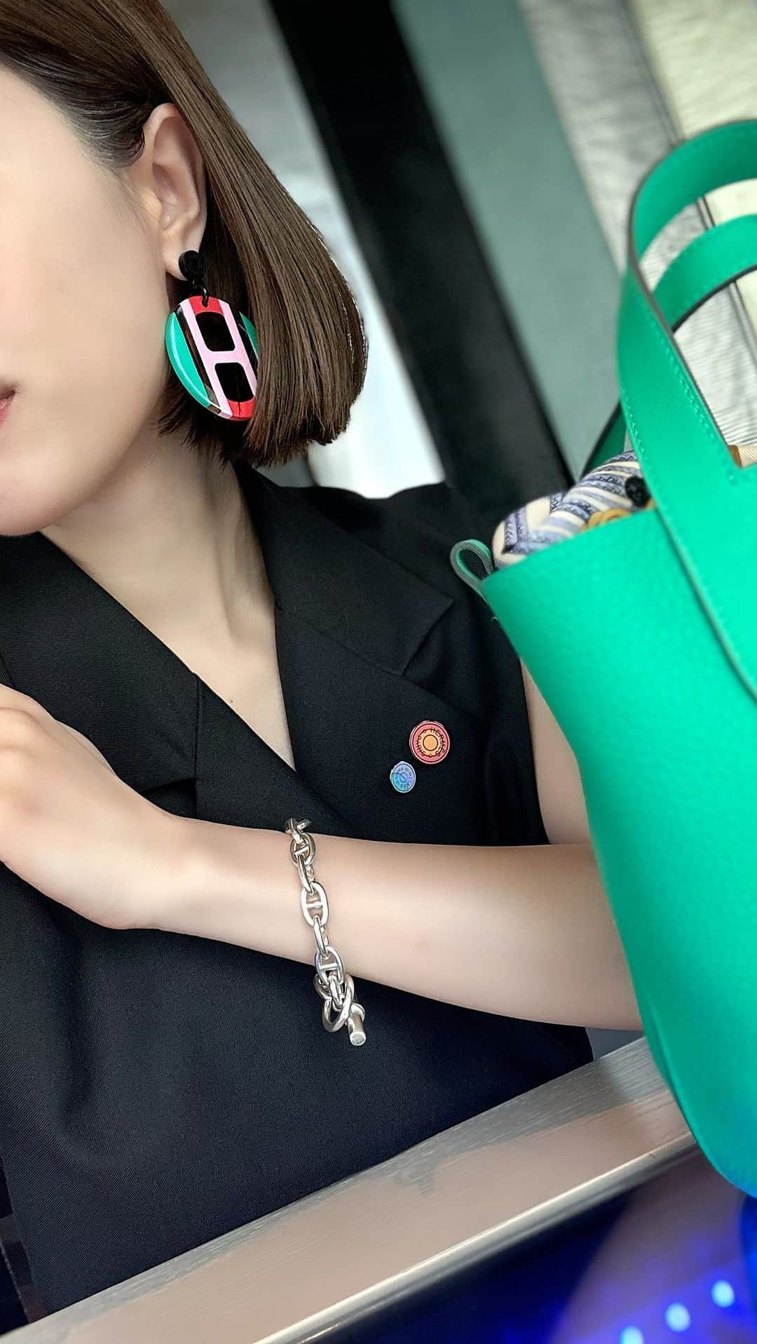 冨張愛のインスタグラム：「ピンバッジ🧷アレンジ  #instagood #coordinate #ootd #outfit #fashion #instafashion #meg_ootd #hermesaccessory #hermesbrooch #hermes #코디네이트 #패션 #카메라 #コーディネート #コーデ #ファッション #今日のコーデ #今日の服 #157cmコーデ #エルメス #エルメスブローチ #エルメスピンバッジ #ピンブローチ #ブローチ #エルメスアクセサリー」