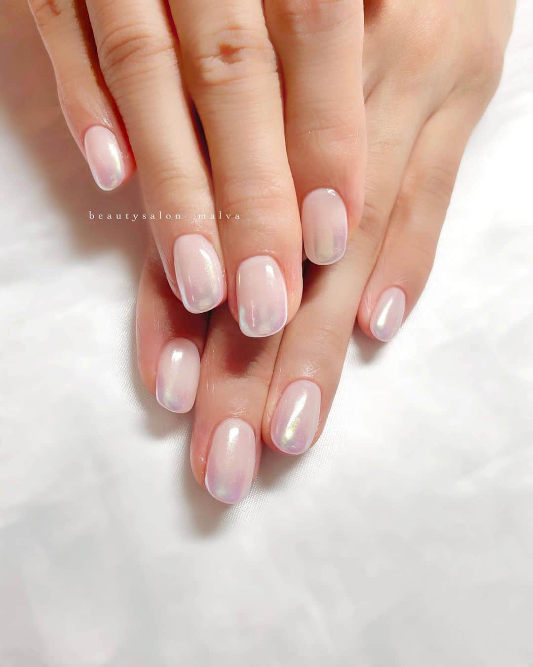 nailsalon malva（ネイルサロンマルヴァ）のインスタグラム：「シースルーホワイトに オーロラヴェールをグラデーションにしたネイル💅 ⁡ フレンチが苦手ということでしたので グラデーションに✨♡ ⁡ 𓂃𓂃𓂃𓂃𓂃𓂃𓂃 ⁡ ⁡ 𝐛𝐞𝐚𝐮𝐭𝐲𝐬𝐚𝐥𝐨𝐧 𝐦𝐚𝐥𝐯𝐚⠀ 📍明治神宮前駅｜原宿駅　徒歩𝟑分 ⠀ 💬ご予約やお問い合わせ 𝐋𝐈𝐍𝐄から承っております @ 𝐦𝐚𝐥𝐯𝐚 ⁡ お気軽にご連絡ください♡ ⁡ 𓂃𓂃𓂃𓂃𓂃𓂃𓂃 ⁡ ▸ジェルネイル｜スカルプ｜ケア ▸まつげカール｜まつげエクステ ▸ハーブよもぎ蒸し ▸ワックス脱毛 ⁡ 𓂃𓂃𓂃𓂃𓂃𓂃𓂃 ⁡ \ アシスタント募集中💁‍♀️ / ⁡ ▸リモート可オンラインの画像動画制作アシスタント ▸サロンワーク全般アシスタント ⁡ 𓂃𓂃𓂃𓂃𓂃𓂃𓂃 ⁡ ⁡  #オーロラグラデーションネイル #透け感ネイル #シースルーネイル #malva #malvaネイル #ネイル #ちゅるんネイル #艶ネイル  #nails #原宿ネイルサロン #つやつやネイル  #表参道ネイルサロン #うる艶ネイル　#明治神宮前ネイルサロン #グラデネイル ⁡」