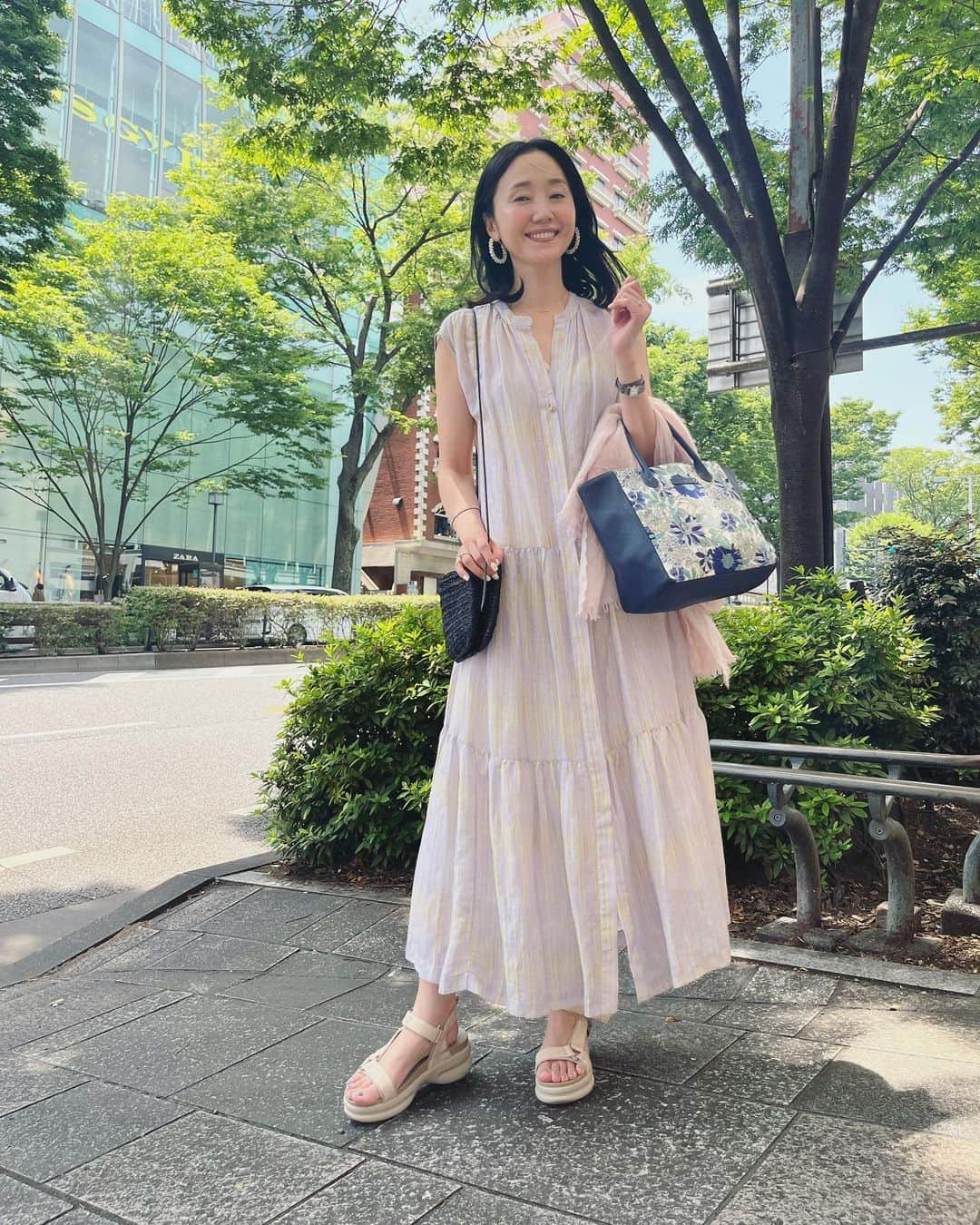 織香さんのインスタグラム写真 - (織香Instagram)「急な真夏日🌻  ラベンダーにイエローのストライプ柄💜💛 お気に入りワンピは#オットダム  先日プレスルームにお邪魔したら、夏支度に来たモデルズ大集合でした😆 🇮🇹ブランドらしい遊び心がたまらない〜 綺麗色で気持もポジティブに🩵💛💚  サンダルはもちろん #マエノリコンクリートサンダル 👡  クリーミーなベージュ上品で大人っぽい✨ 今年も沢山履きます😊  ワンピース @ottodame_jp  サンダル👡 @noname.japan  @pdst.jp で購入可能  バック #IMリバティ💐 舟形コンビトート @qvc_japan   #夏ワンピース #夏支度 #真夏日 #models#tokyo #omotesando」5月18日 19時09分 - orikagram