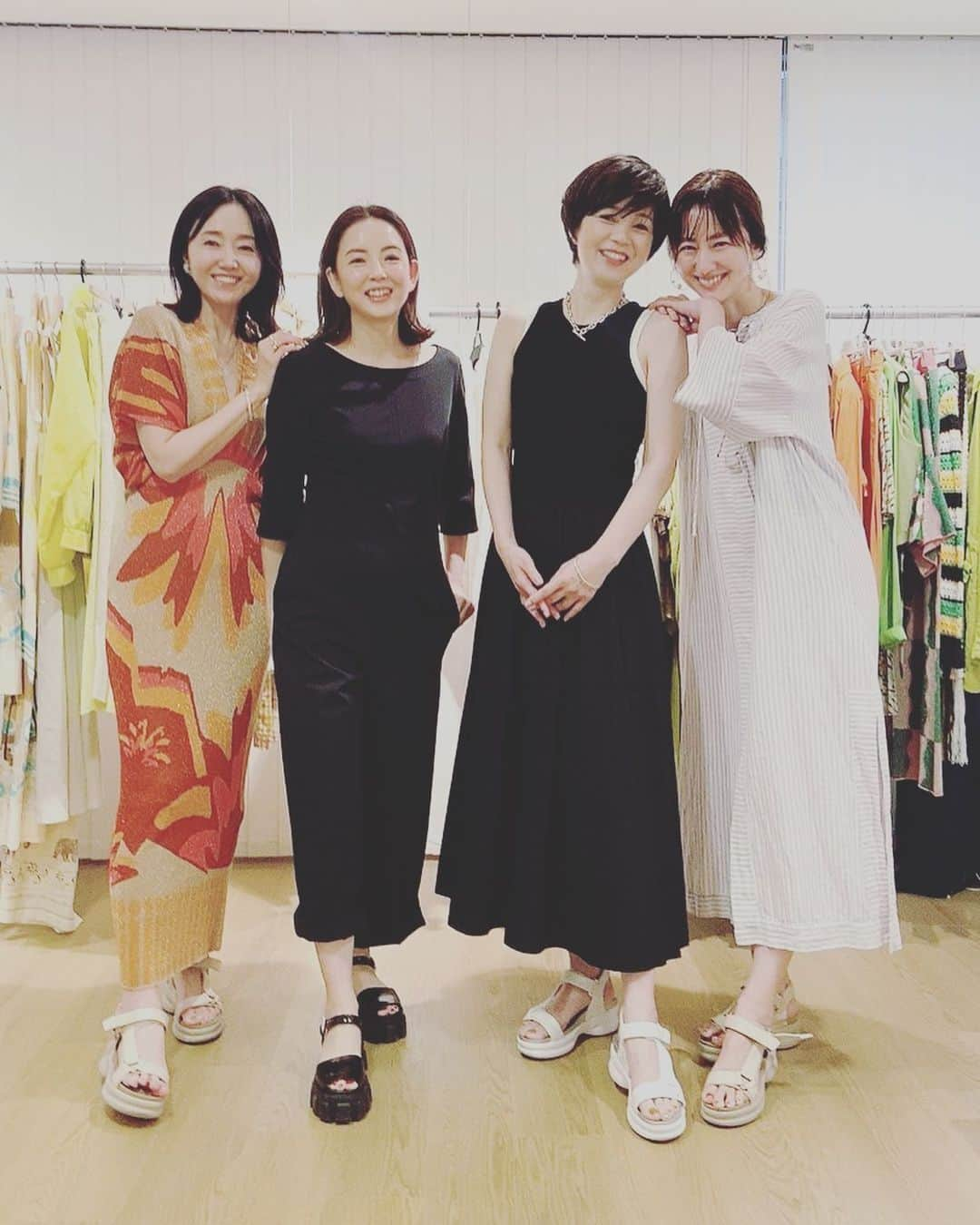 織香さんのインスタグラム写真 - (織香Instagram)「急な真夏日🌻  ラベンダーにイエローのストライプ柄💜💛 お気に入りワンピは#オットダム  先日プレスルームにお邪魔したら、夏支度に来たモデルズ大集合でした😆 🇮🇹ブランドらしい遊び心がたまらない〜 綺麗色で気持もポジティブに🩵💛💚  サンダルはもちろん #マエノリコンクリートサンダル 👡  クリーミーなベージュ上品で大人っぽい✨ 今年も沢山履きます😊  ワンピース @ottodame_jp  サンダル👡 @noname.japan  @pdst.jp で購入可能  バック #IMリバティ💐 舟形コンビトート @qvc_japan   #夏ワンピース #夏支度 #真夏日 #models#tokyo #omotesando」5月18日 19時09分 - orikagram