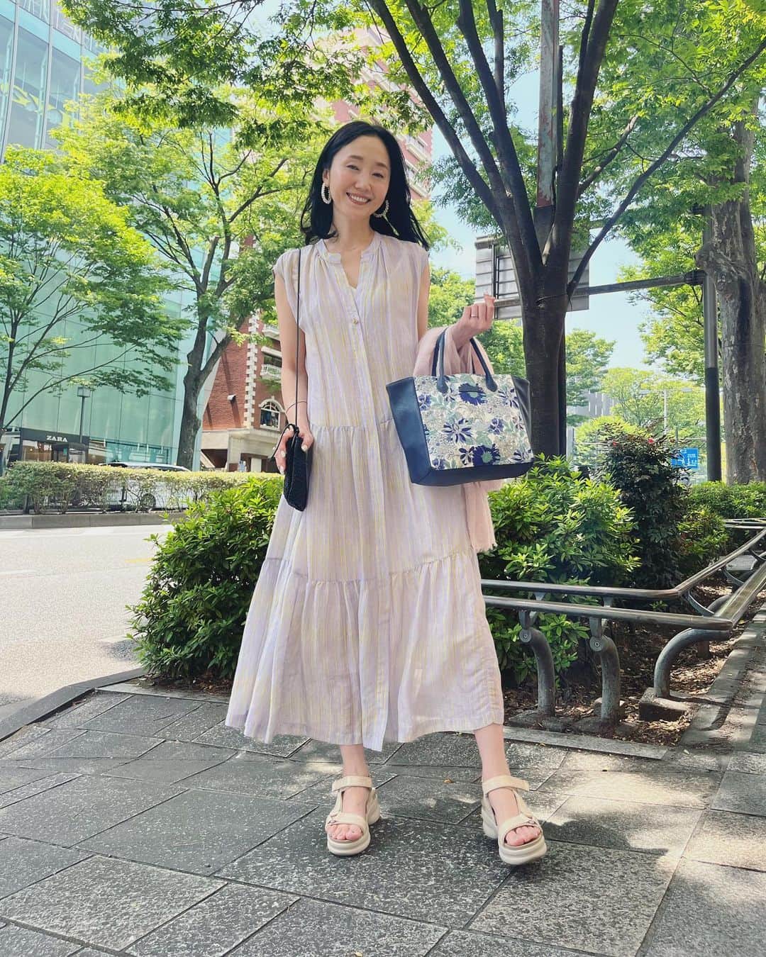 織香のインスタグラム：「急な真夏日🌻  ラベンダーにイエローのストライプ柄💜💛 お気に入りワンピは#オットダム  先日プレスルームにお邪魔したら、夏支度に来たモデルズ大集合でした😆 🇮🇹ブランドらしい遊び心がたまらない〜 綺麗色で気持もポジティブに🩵💛💚  サンダルはもちろん #マエノリコンクリートサンダル 👡  クリーミーなベージュ上品で大人っぽい✨ 今年も沢山履きます😊  ワンピース @ottodame_jp  サンダル👡 @noname.japan  @pdst.jp で購入可能  バック #IMリバティ💐 舟形コンビトート @qvc_japan   #夏ワンピース #夏支度 #真夏日 #models#tokyo #omotesando」