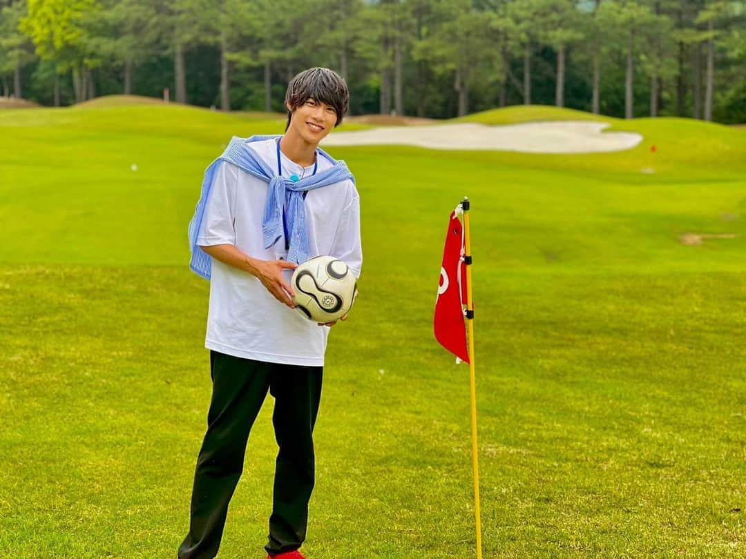 手島章斗のインスタグラム：「ロケでフットゴルフ⚽️⛳️  マイシューズを引っ張り出してきました。 使うの2度目。笑  久々にボール触って 全然思うように蹴れんかったけど、 さいっこうに楽しかった！！  オンエア、YouTubeにUPされるのをお楽しみに！！✌️  あ！！！ こっそり衣替えしました🕺  #ボクP #ロケ #OHK #毎週水曜深夜 #岡山香川で放送中 #せとうち #フットゴルフ」