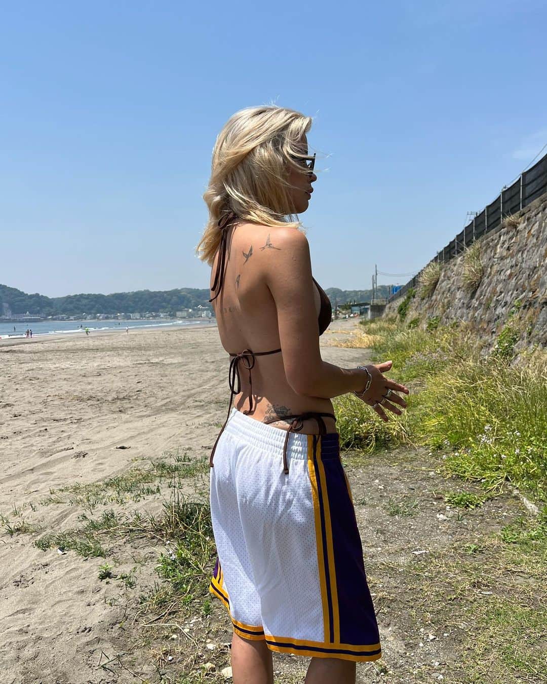 Satomi Biancaのインスタグラム：「🌞🦋💕🌊💜」