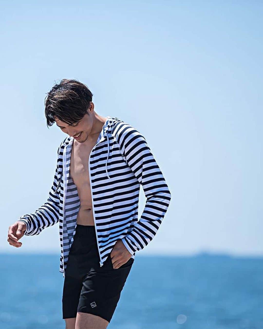 BITTER STORE OFFICIAL Instagramのインスタグラム：「. //ラッシュガードから夏の準備を始めよう！//  着た瞬間からひんやりと冷たいラッシュガードパーカー😎💨  接触冷感、速乾、UVカット、ストレッチ、軽量と機能性に優れたアイテムが登場です🙌  身体にフィットするスタイリッシュなシルエット、袖には指抜きを施すなど細部にまで拘りました😉  さらに着用したまま水の中に入っても重くならず紫外線をガードし、 さらっとした生地でベタつかないので海やプールの後でも快適な着心地を実感⚡  水陸両用で使えるマルチウェアは、ビーチはもちろん、フェスやキャンプ、トレーニングなどのアウトドアまで幅広く活躍してくれます😊  機能面にも注目したいこちらの一着をぜひこの機会にお買い求めください！  購入は写真をタップ！ 品番:vihw23-01  #bitter #bitterstore #mensfashion #mensstyle #メンズスタイル #メンズファッション #マリンコーデ #ボーダートップス #ラッシュガード #日焼け対策 #海コーデ #ジップパーカー #水着コーデ #サーフスタイル #パーカーコーデ」