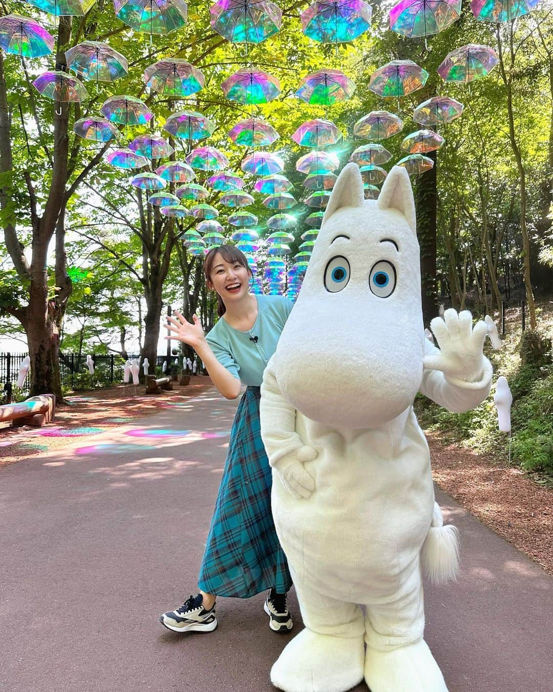 杉原凜さんのインスタグラム写真 - (杉原凜Instagram)「. 今朝は埼玉県飯能市にあるムーミンバレーパークから「アンブレラスカイ」をお伝えしました☂️🫧 約100mにわたってオーロラ傘が飾られているんです。光の当たり方や見る角度によって異なる表情を見せてくれて、キラキラ美しかったです〜✨ そして！8時台の中継ではムーミンも来てくれました！あくびをしたり目をこすったり眠そうなのも可愛かった〜🥱 ムーミン朝早くからありがとう〜🫶  #ZIP #NOWニッポン #7 #ムーミンバレーパーク #アンブレラスカイ  👗#ropepicnic」5月18日 19時16分 - sugihara_rin