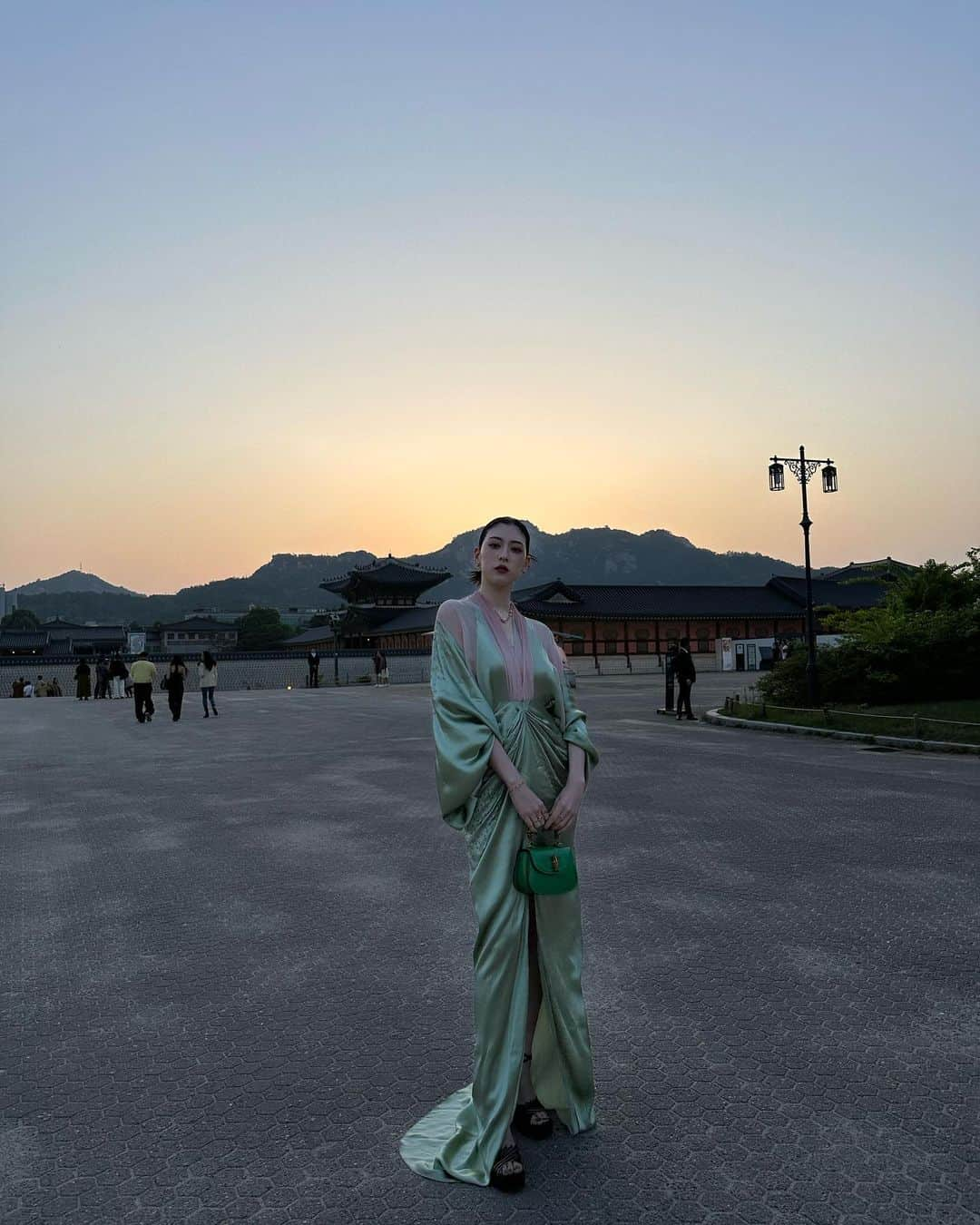 三吉彩花さんのインスタグラム写真 - (三吉彩花Instagram)「-GUCCI-  Thank you for having me 🇰🇷🎀  It was a great honor to see the collection in a sacred and wonderful place in Gyeongbokgung.  @gucci  #GucciCruise24」5月18日 19時25分 - miyoshi.aa