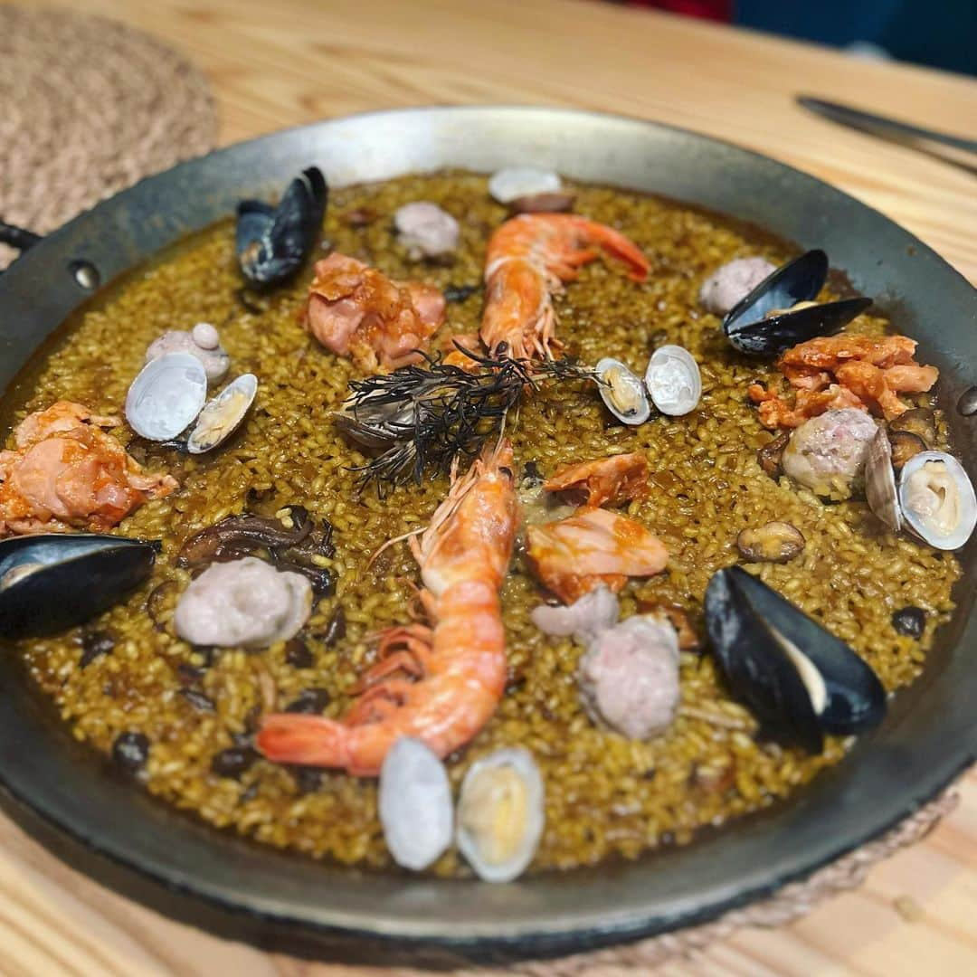 工藤ジェニファー茉侑さんのインスタグラム写真 - (工藤ジェニファー茉侑Instagram)「#paella🥘 @escriba_japan   #パエリア　#🥘　#escriba #バルセロナ　#ノンアルサングリア　#サングリア　#母の日 #シャンパン　 #シャンパン好きな人と繋がりたい #麻布十番グルメ　#港区女子 #港区グルメ #港区ママ #ワイン好きな人と繋がりたい #ワインスタグラム #ワインバル #渋谷グルメ #渋谷ランチ #イタリア料理 #イタリアワイン　#イタリアン　#スパニッシュ　#スペイン料理　#ワイン  #ワイン好きな人と繋がりたい #グルメ好きな人と繋がりたい #グルメ女子 #グルメスタグラム #東京グルメ #グルメ好きと繋がりたい」5月18日 19時18分 - jennifermayu_s