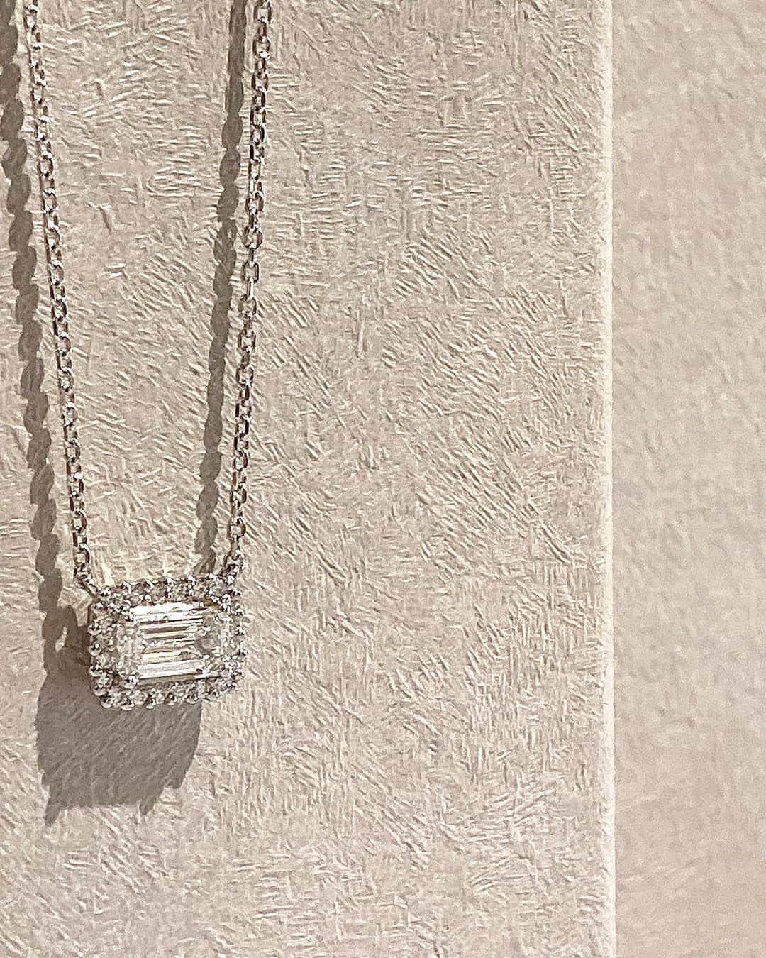 Maison de NADIA （メゾン・ド・ナディア） のインスタグラム：「@maison_de_nadia @nadia_organic_gem 「La Linge」(ラ・リーニュ)」コレクションのエレガンスなエメラルドカットダイヤモンドのネックレス。 厳選された高品質のメレダイヤモンドが、センターストーンの凛とした輝きをより際立たせます。  ネックレス（PT×ダイヤモンド） ￥1,540,000（税込）  #maisondenadia #madeinjapan #nadia #organic #銀座 #メゾンドナディア #ジュエリー #ダイヤ #サファイヤ #ノーヒート #非加熱 #jewerlylover #ジュエリー好きな人と繋がりたい」