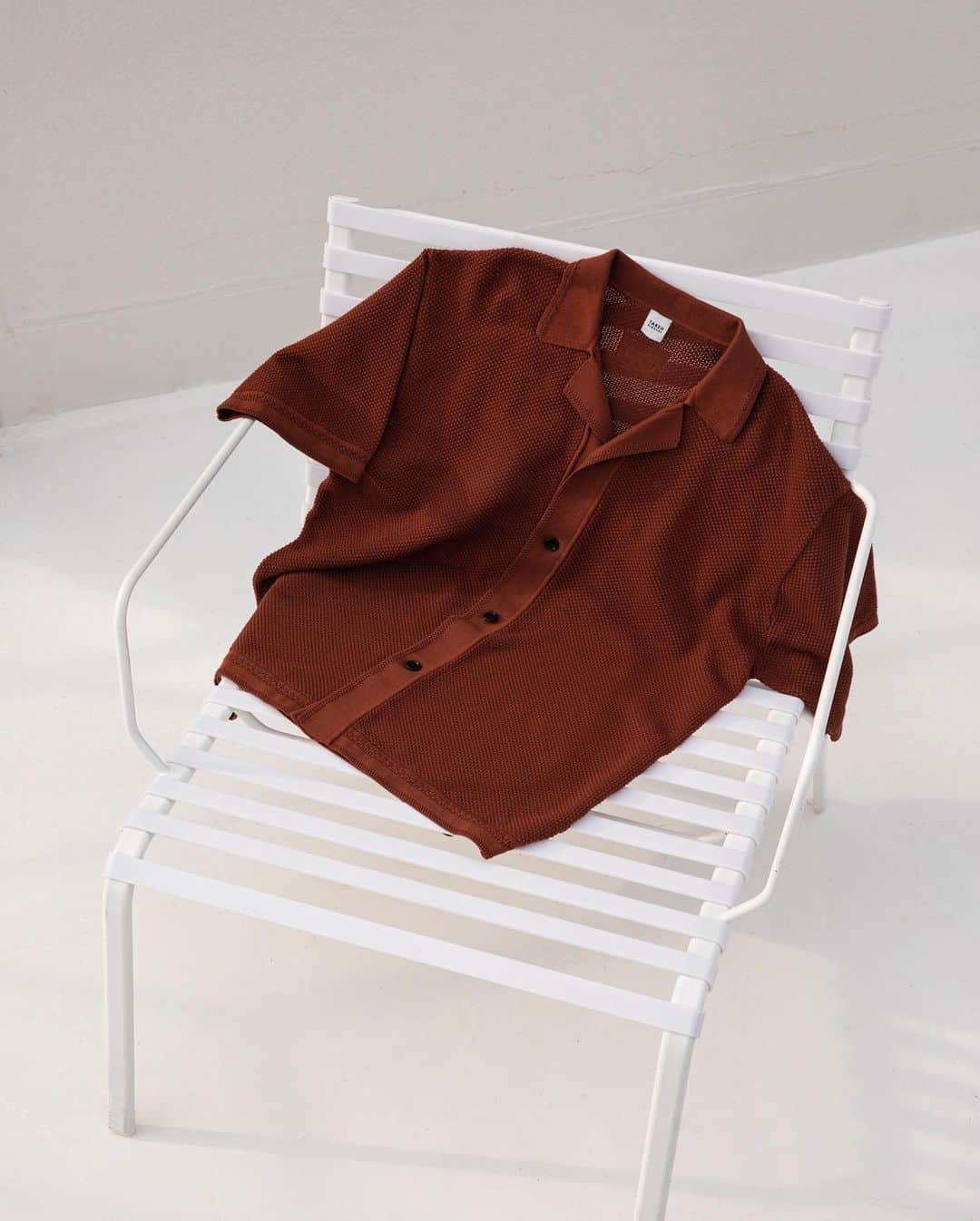 タケオ キクチさんのインスタグラム写真 - (タケオ キクチInstagram)「【Summer color & Summer pattern】 シャツ感覚でさらっと羽織れる、清涼感のあるサマーニット カーデ。 メッシュ状の仕立ては風通しもよく、洗濯可能なイージーケアな点も夏には嬉しいポイント。 この夏特におススメしたい、新感覚の羽織アイテムです。 ⁡ 6色の豊富なカラーバリーションで、ぜひ、あなたに似合うお気に入りのカラーが見つけてください。   ・スポンディッシュ ニットシャツ No.070-16045 ￥17,600- ⁡ ⁡ 特集ページはこちら☞ https://store.world.co.jp/s/brand/takeo-kikuchi/lookbook/2023/summer/ ⁡ ⁡ ⁡ ⁡ #TAKEOKIKUCHI #2023Summer #MENSFASHION #MENSWEAR #MIDSUMMER #タケオキクチ #2023夏 #メンズファッション #夏スタイル#シャツ#羽織」5月18日 19時21分 - takeokikuchi_official