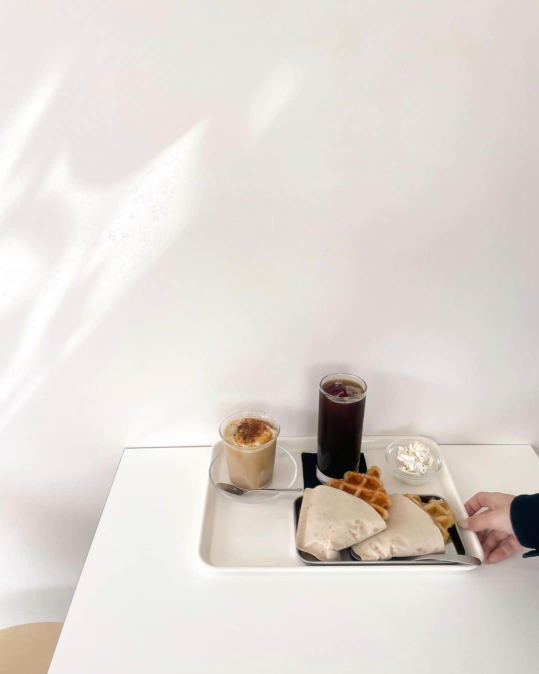 志賀可奈子さんのインスタグラム写真 - (志賀可奈子Instagram)「クロッフルにクリームチーズは相性抜群✊🏻🥄  日当たりが良い可愛い空間やった😽  #envoyercoffee」5月18日 19時21分 - kanapan_ya