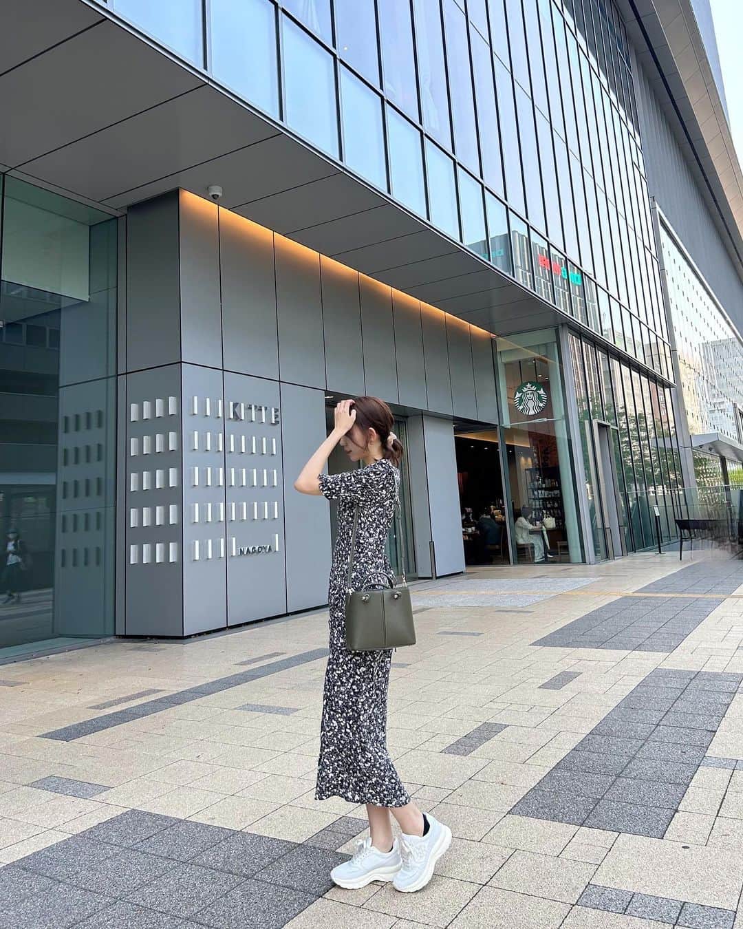野島樺乃のインスタグラム：「🐈 . . . お気に入りワンピース #ノジマノシフク   #frayid #ワンピース  #タイトワンピース  #スニーカー」