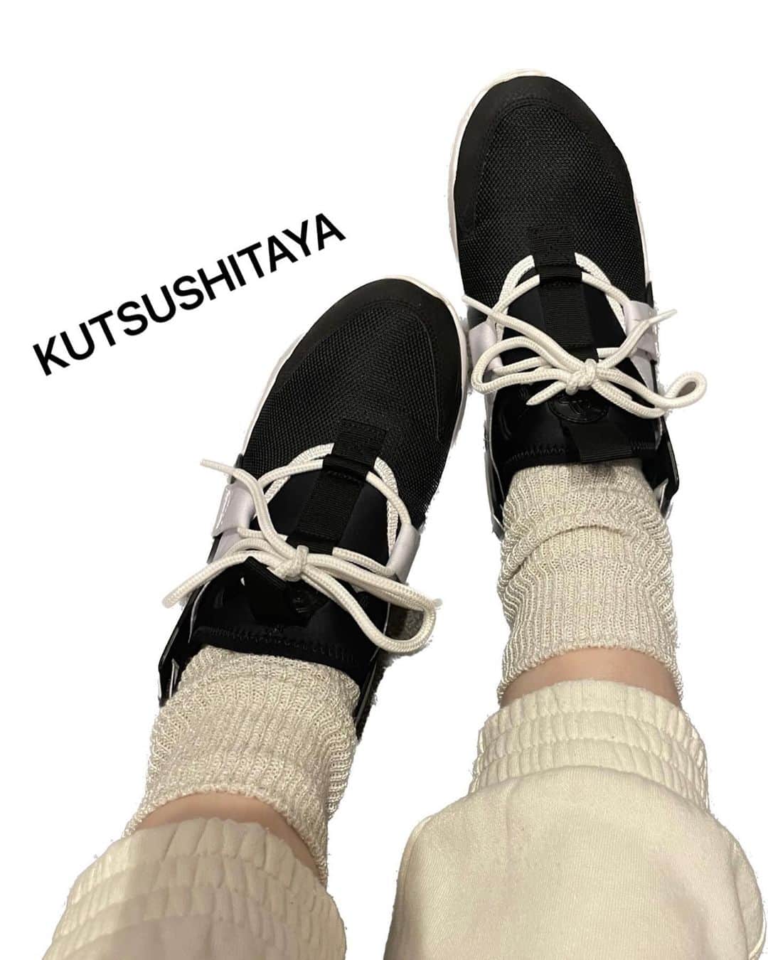 諸塚香奈実さんのインスタグラム写真 - (諸塚香奈実Instagram)「ここ数日急に夏ですね  最近足元は @kutsushitaya_official さんの 可愛い靴下ばっかり🌼 靴下も色々な種類あるから選ぶの楽しいよね  サンダルと合わせてみたり スニーカーで合わせてみたり  クシュっと感ある靴下大好き〜 @kutsushitaya_official  #靴下屋 #いつかのコーデ」5月18日 19時23分 - moro_ciao