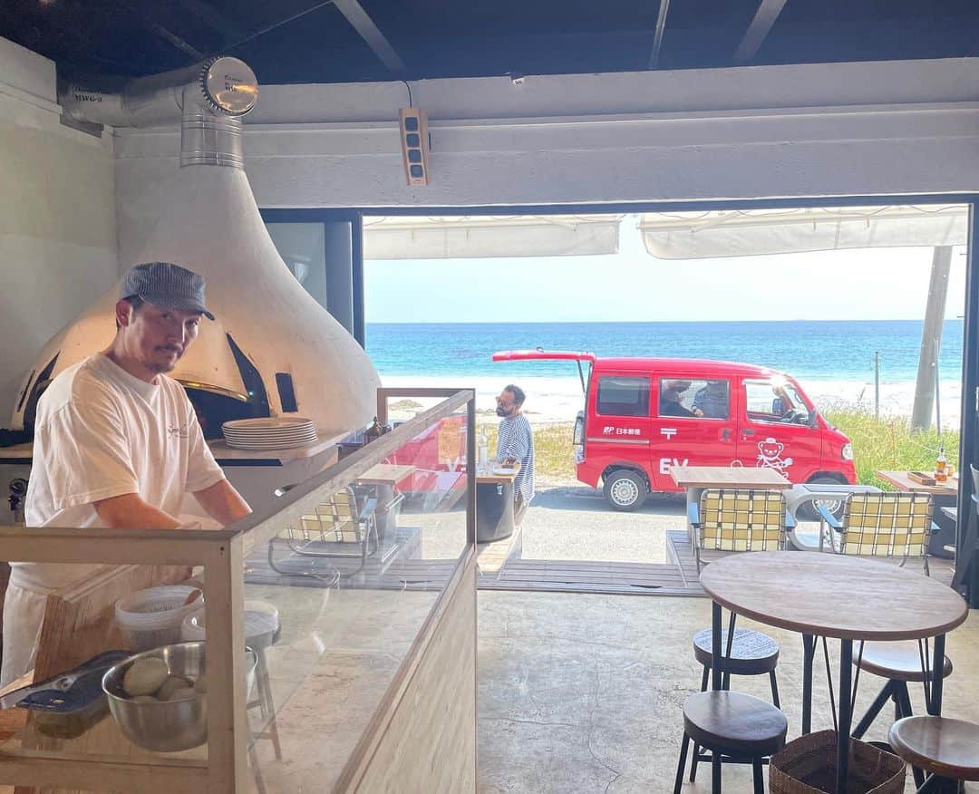 川辺ヒロシのインスタグラム：「久々に下田入田浜の @djkent 家族の @fermenco.pizza  ますます進化して美味しい！ 気持ちの良い天気 帰りに寄った金谷旅館千人風呂も最高〜」