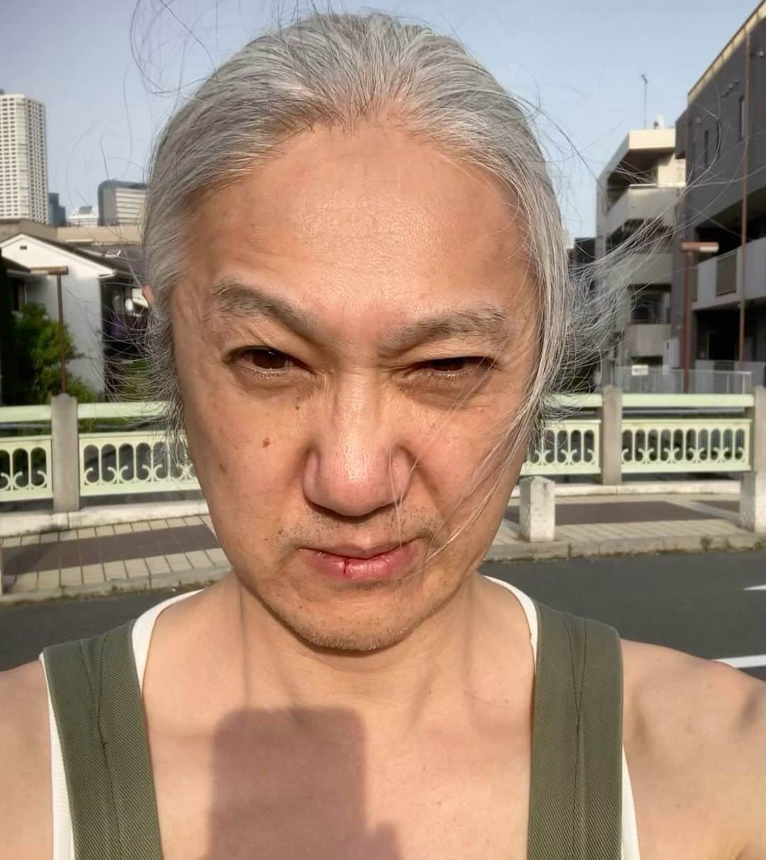 イマイアキノブのインスタグラム：「✺寝るわ また 恥ずかしげもなく こうやって自分の面を 世界発信したわけだが ち○こ出すと叱られるしな 自己にも他己にも兎に角苛つくこの世界を 健やかに息抜き いや 生き抜きましょう あはは  虚人群はA級に不滅です」