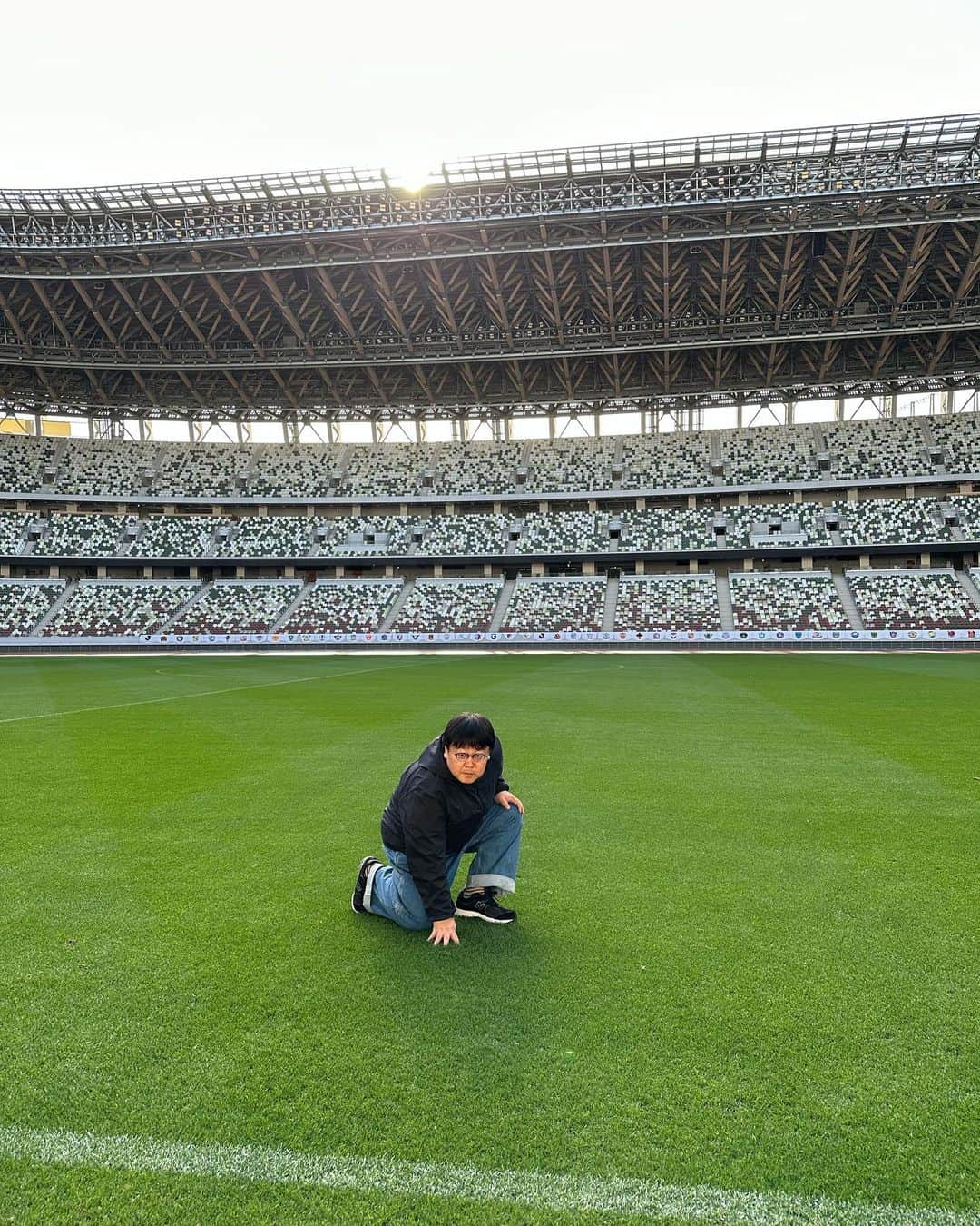関太のインスタグラム：「イメージとしてはアイアンマンの着地。」