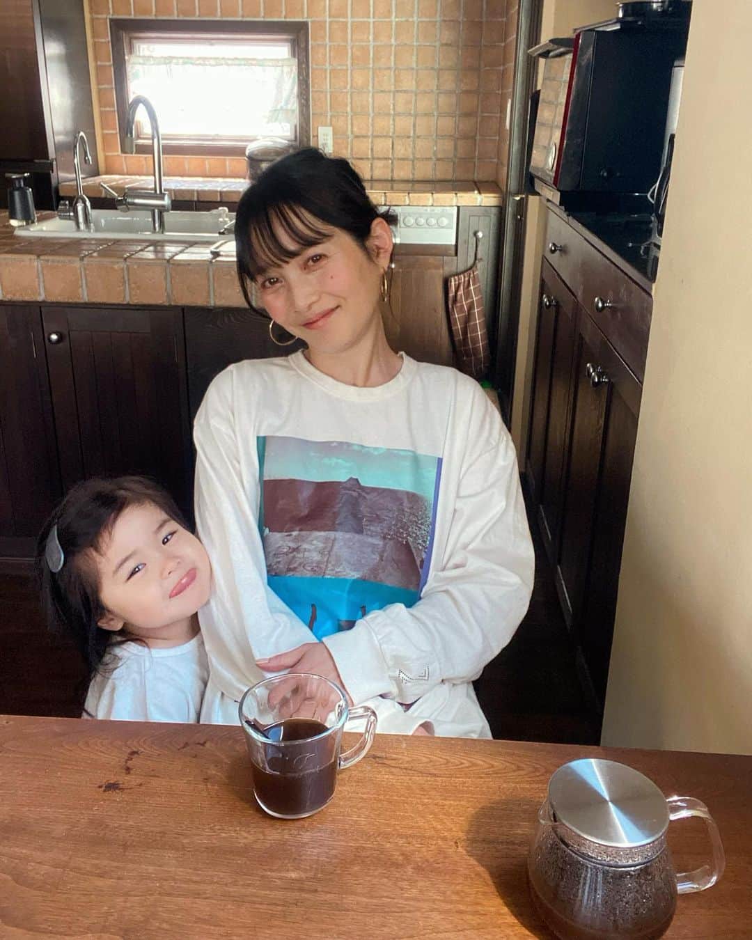 のインスタグラム：「✳︎  ゆっくりしてたら👧🏻入ってきた😄  毎朝プチ大掃除からのコーヒー時間  MCTオイル入れて飲むのが習慣になってるよ☕️  MCTは身体にいいという漠然とした知識しかなかったけど先日お勉強する機会をいただいたので こちらにメモを記録📝  MCTオイルをご存知の方も たくさんおられると思いますが  MCTという成分の様々な健康機能が今とても注目されてるんだって😌  ◻️MCT（中鎖脂肪酸）オイルとは  「中鎖脂肪酸」を多く含む ココナッツやパームなどから  MCTだけを精製して作った100％MCT（中鎖脂肪酸）のオイルのこと  MCTは母乳や乳製品にも含まれていて  私たちが小さいころから日常的に摂取している脂肪酸◎  （※オリーブオイル大豆油などの一般的な植物油は「長鎖脂肪酸」が主になるよ）  中鎖脂肪酸（MCT）は、分子量が長鎖脂肪酸の半分くらいのため分解されやすく消化が速い  そのため体内に脂肪として蓄積されづらく  ダイエットにも効果的とのこと❣️  その他にも学んだことや調べたことを↓↓ ✔︎ケトン体を産生しやすい  ※ケトン体→からだの中で脂肪が変化して作られる物質。エネルギー源として利用されている  ✔︎短時間でエネルギーになりカラダに蓄積されにくい  ✔︎体脂肪を燃焼しやすくなる  ✔︎蓄積された脂肪も燃焼してくれる  ✔︎腸内細菌のなかの悪玉菌を減らしてくれる  ✔︎脳へのエネルギー補給  など  🕊MCTオイルはケトン体に働きかけやすい  朝の摂取がおすすめ◎  1日小さじ半〜１杯（2g〜5g）  コーヒー、スムージー、みそ汁、納豆、  ヨーグルト、白湯などにも◎  MCTオイルを入れたコーヒーはコクがアップし美味しくなるという検証結果もあるみたい😄 野菜ジュースは旨味コク増し❣️ 無味無臭、サラッとしていてどんな食事にも合わせやすいし酸化しにくいため（一般的な食用油と比べ）  保存しやすい油だよ  自分の体調やライフスタイルにあったオイルを取り入れてみるのもいいね  疲れやすい人は、エネルギー不足で疲労を感じている方が多いようでエネルギーをたくさん作るよう働きかけてくれるMCTオイルはおすすめなんだって！  私、無意識に摂り入れてた😄  これからは意識して続けていこうと思います♡  #MCTオイル#タイアップ #MCTプラスコンソーシアム #MCT #ダイエット #脂肪燃焼 #体質改善  📝MCTオイルとは「Medium Chain Triglyceride（ミディアム チェーン トリグリセリド）」の頭文字をとったもの日本語では「中鎖脂肪酸」 加熱はしない、かける油として使ってね   ⚠️ポリスチレン製容器（カップラーメン等）  には使用しないように🙅🏻‍♀️容器が変質や破損してしまうかも」