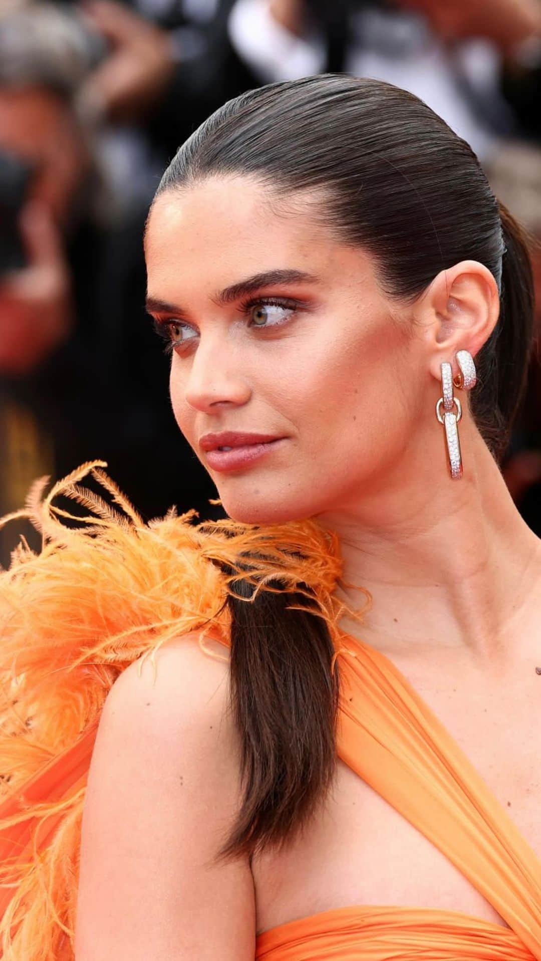 サラ・サンパイオのインスタグラム：「Tangerine dream in @zuhairmuradofficial  Make up by @danielkolaricmakeup using @kikomilano #kikomilano Hair by @_vascofreitas_  Jewerly @pomellato  Vídeo by @sametgorgozfilms」