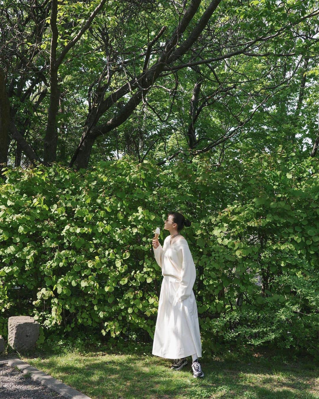 伊藤ニーナさんのインスタグラム写真 - (伊藤ニーナInstagram)「山の中のカフェに行くことを 全く想定していなかった日😂🍦  白スカート履いちゃった😅  けど、まぁいっか。と山の中を散歩したら 案の定スカートの裾は汚れたけど、自然に癒された良い日🌿☀️  #にーなのしふく タグ付けしたよ ♡」5月18日 19時29分 - ninaitoh