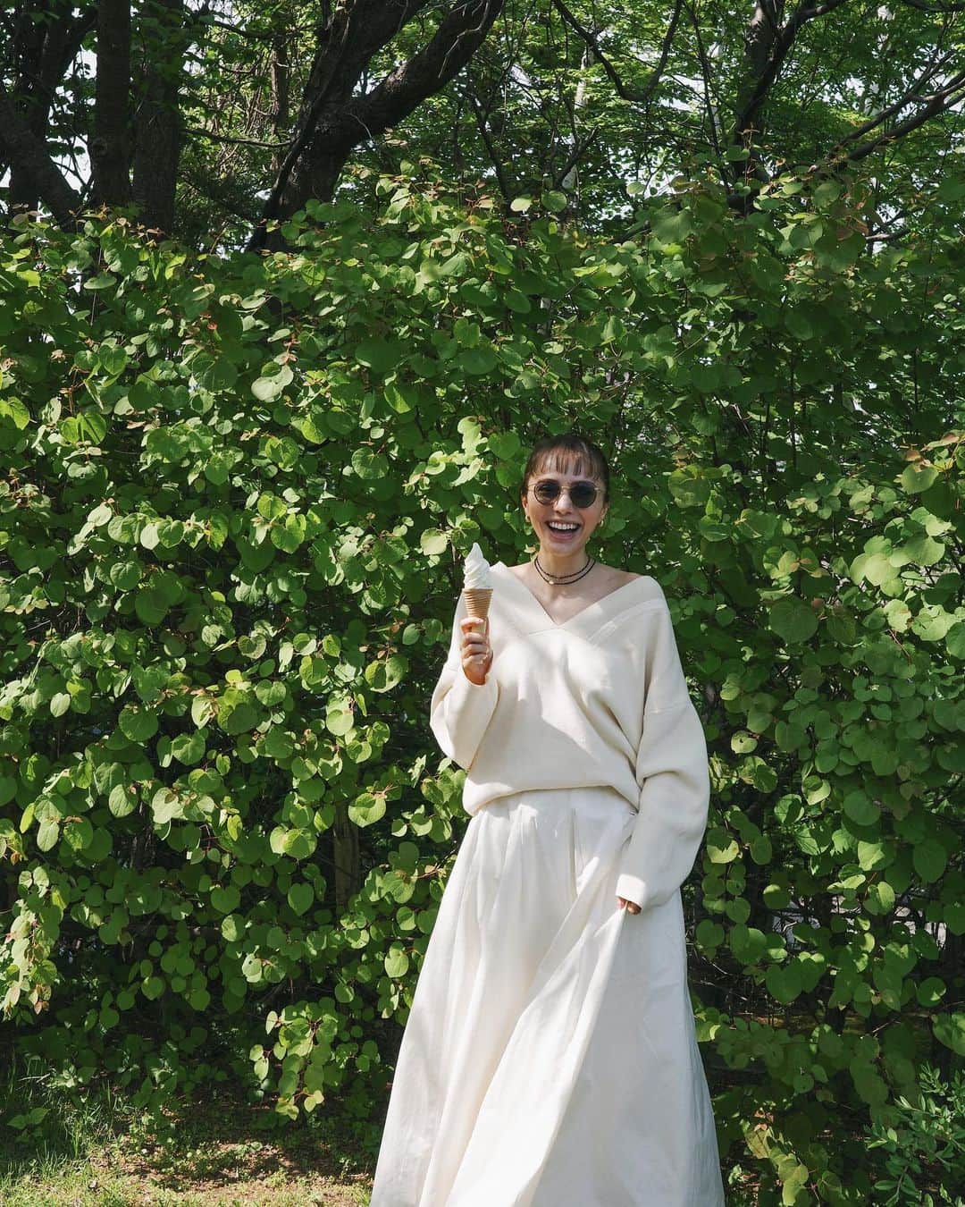 伊藤ニーナさんのインスタグラム写真 - (伊藤ニーナInstagram)「山の中のカフェに行くことを 全く想定していなかった日😂🍦  白スカート履いちゃった😅  けど、まぁいっか。と山の中を散歩したら 案の定スカートの裾は汚れたけど、自然に癒された良い日🌿☀️  #にーなのしふく タグ付けしたよ ♡」5月18日 19時29分 - ninaitoh
